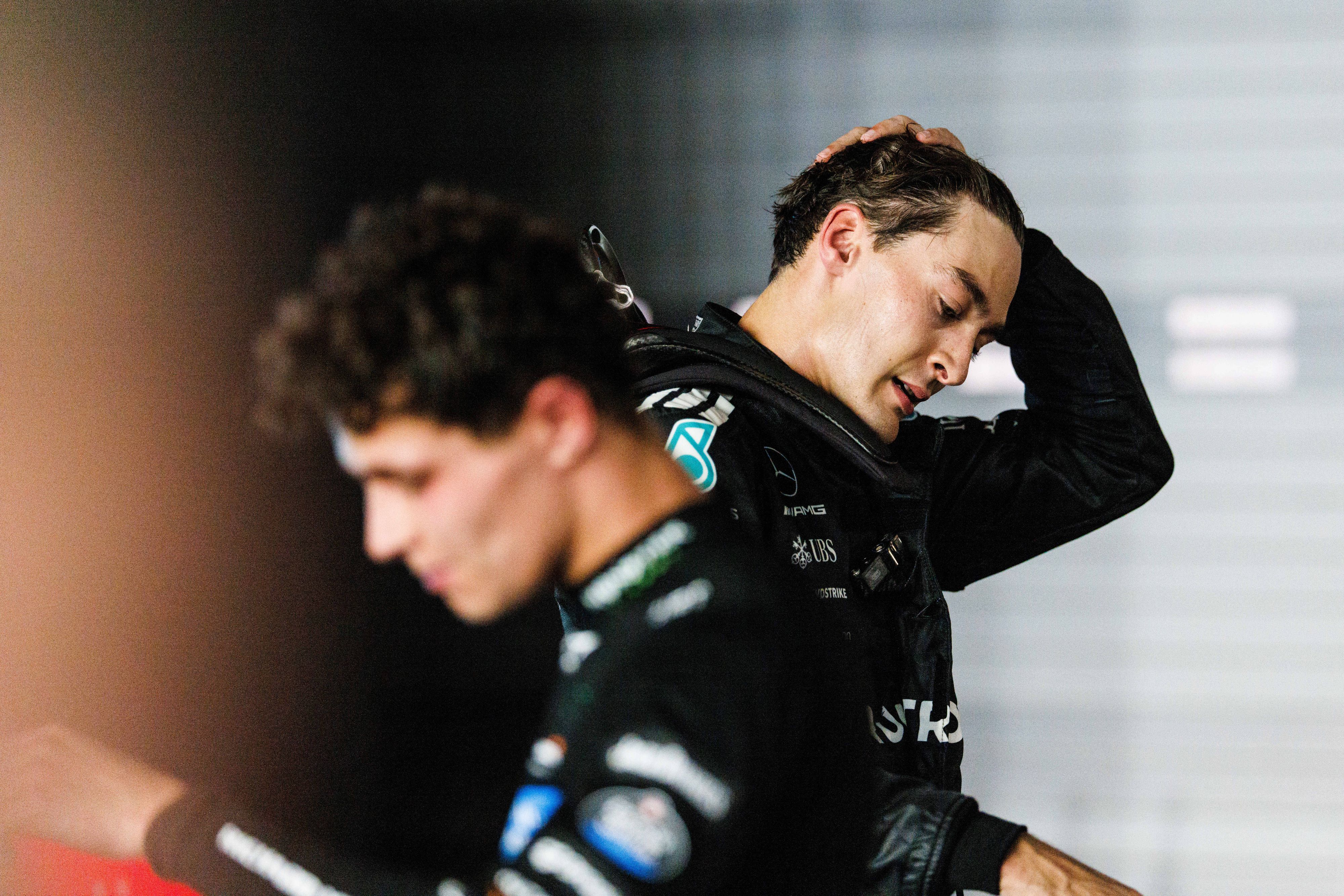 Mercedes-Star George Russell verschwitzt nach seinem Sieg im Grand Prix von Singapur. 