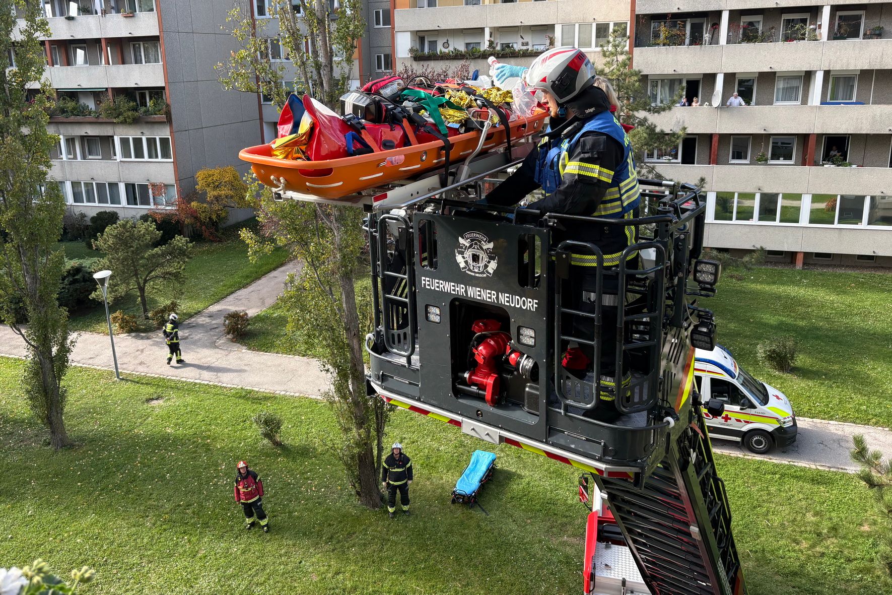 Drehleitereinsatz nach erfolgreicher Wiederbelebung