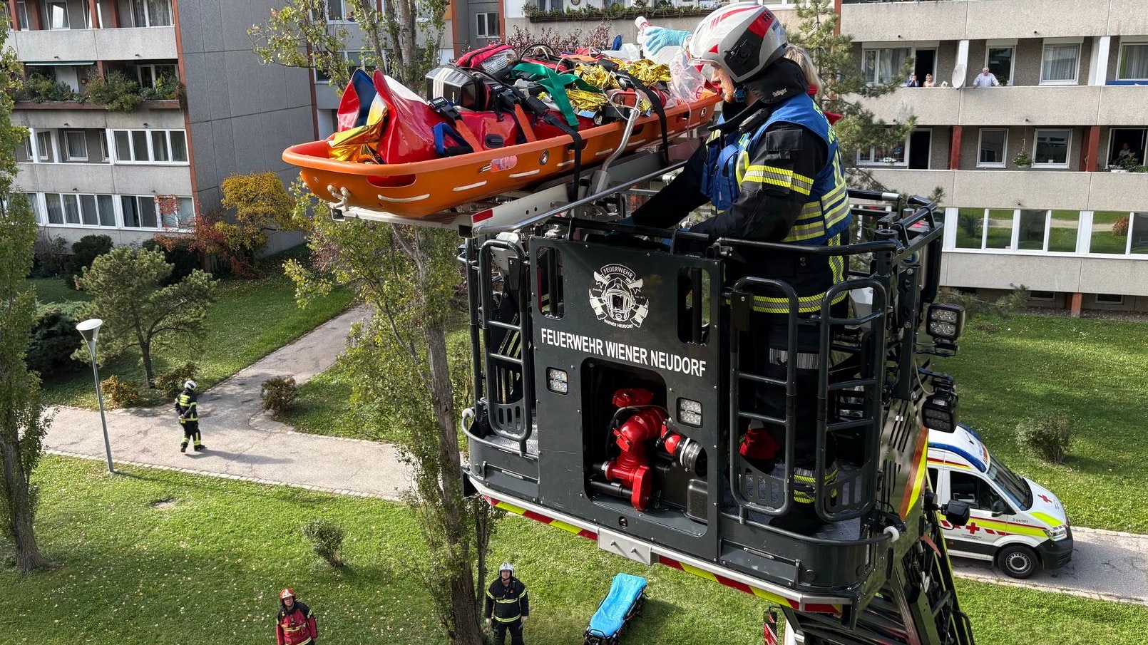 Heute.at - Reanimation! Feuerwehr rettet Frau mit Drehleiter