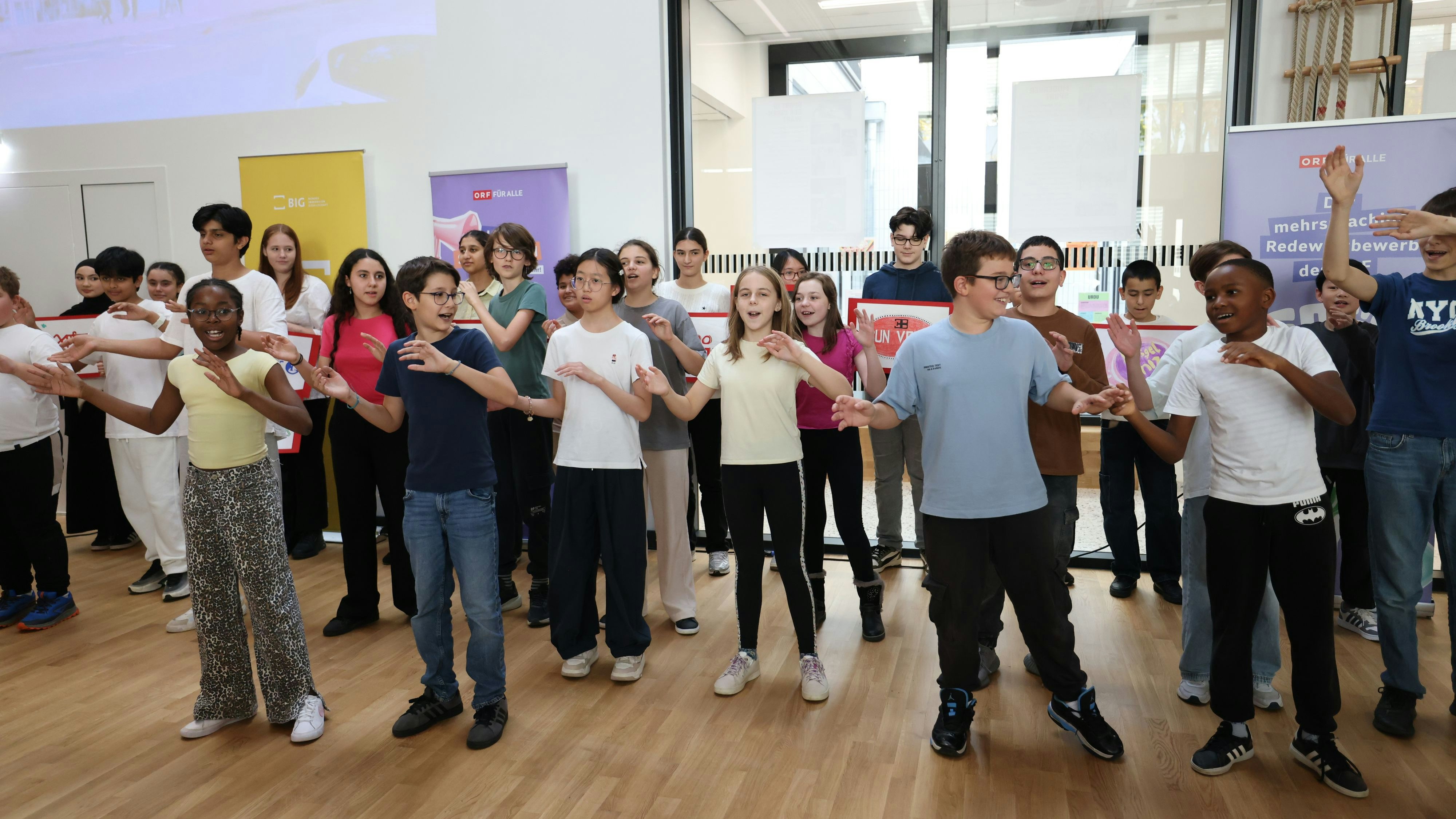 Die Schüler freuen sich über die neue Schule.