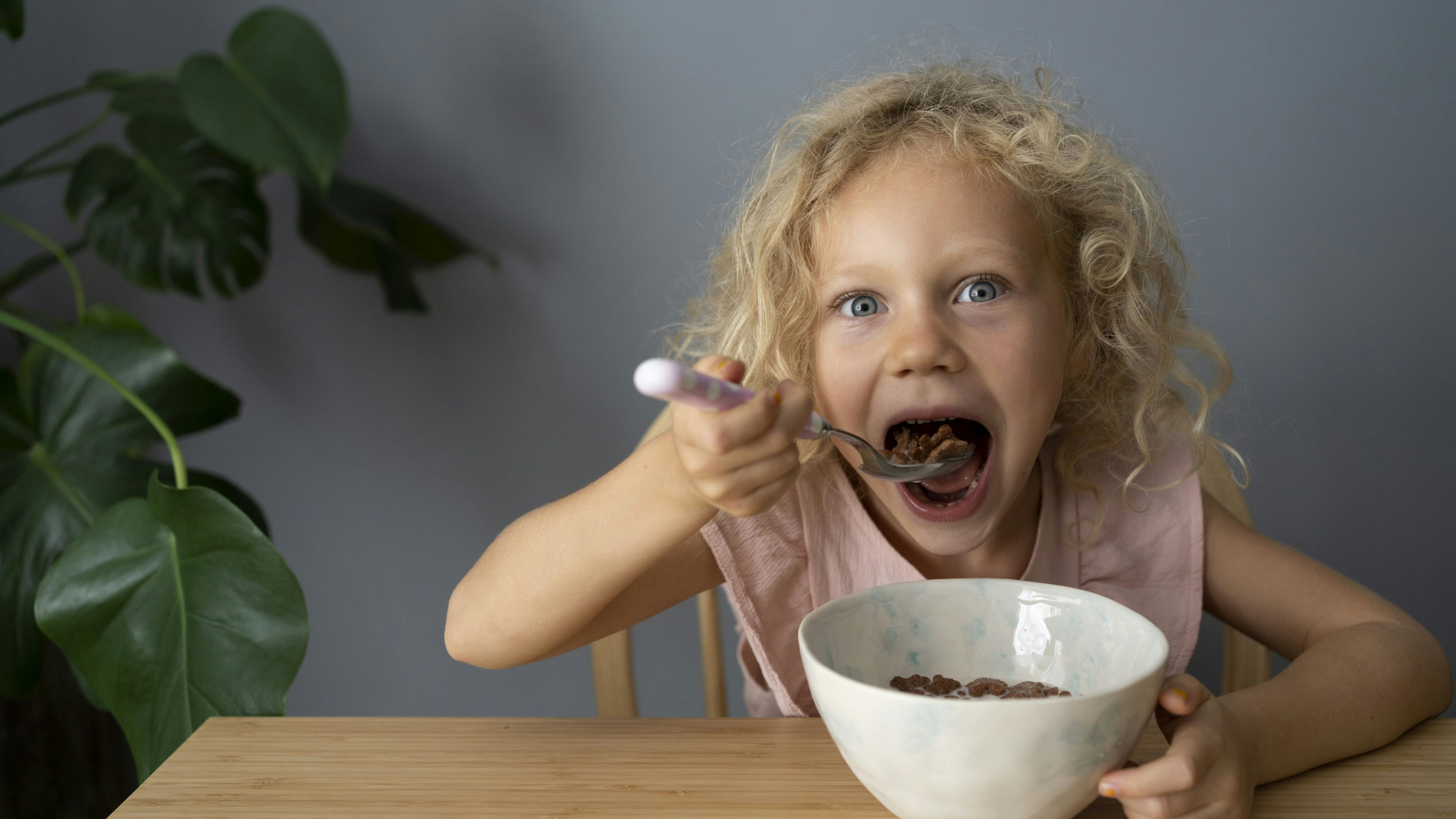 Download von www.picturedesk.com am 16.10.2025 (13:55).  Blond girl eating breakfast at home - 20230615_PD21204 - Rechteinfo: Royalty Free (RF) Model Released
