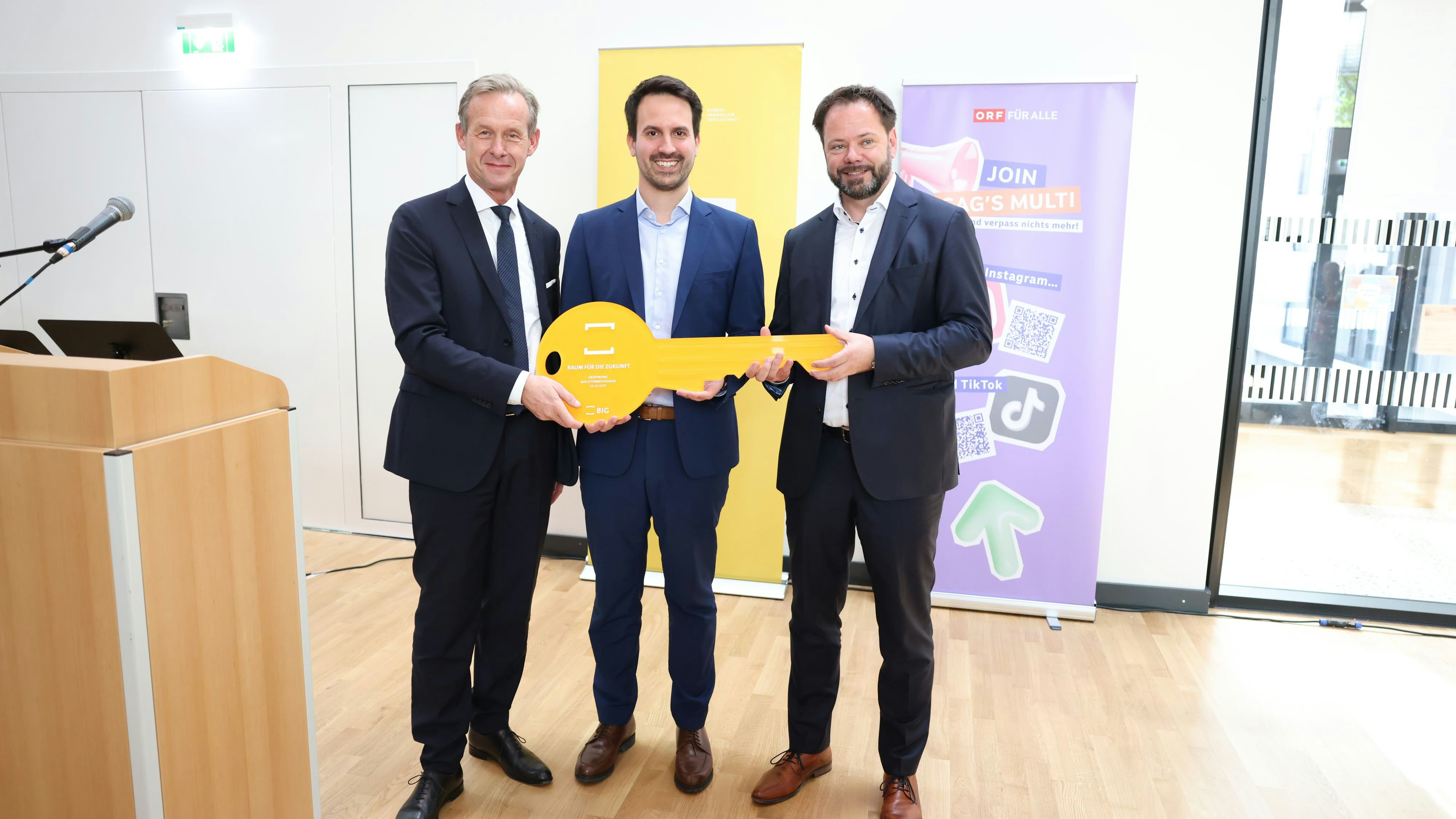 Heute.at - Minister Wiederkehr eröffnet saniertes Wiener Gymnasium