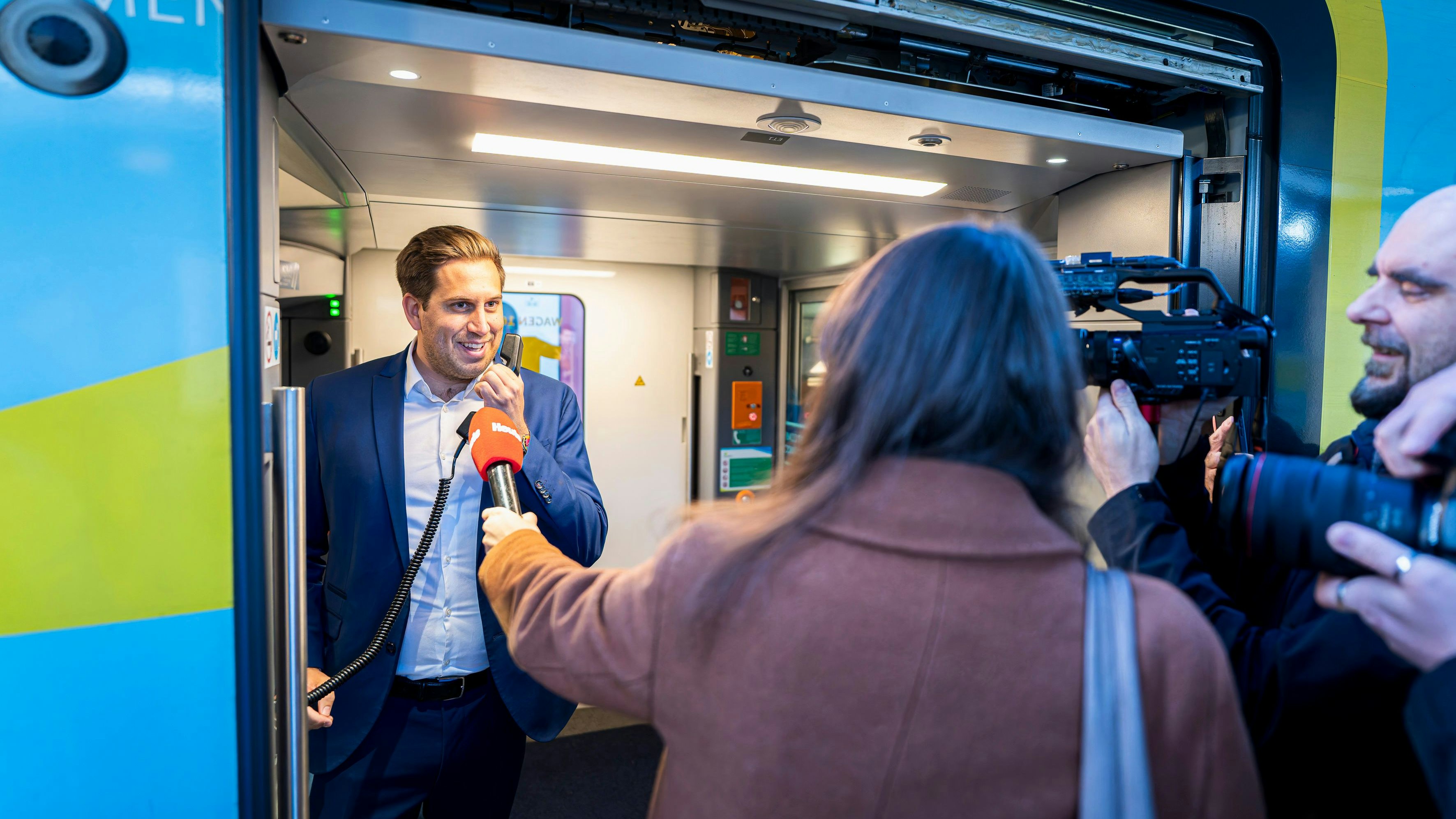 Staatssekretär Alexander Pröll betätigte sich als Zugbegleiter und kündigte die Servicetour über die Bordlautsprecher an.