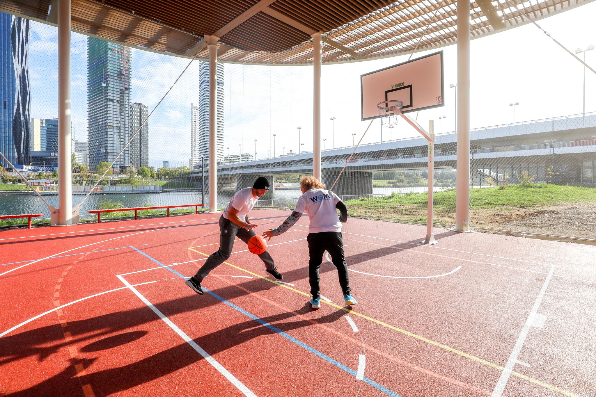 Das neue Sportfeld mit regensicherem Dach und Solaranlage