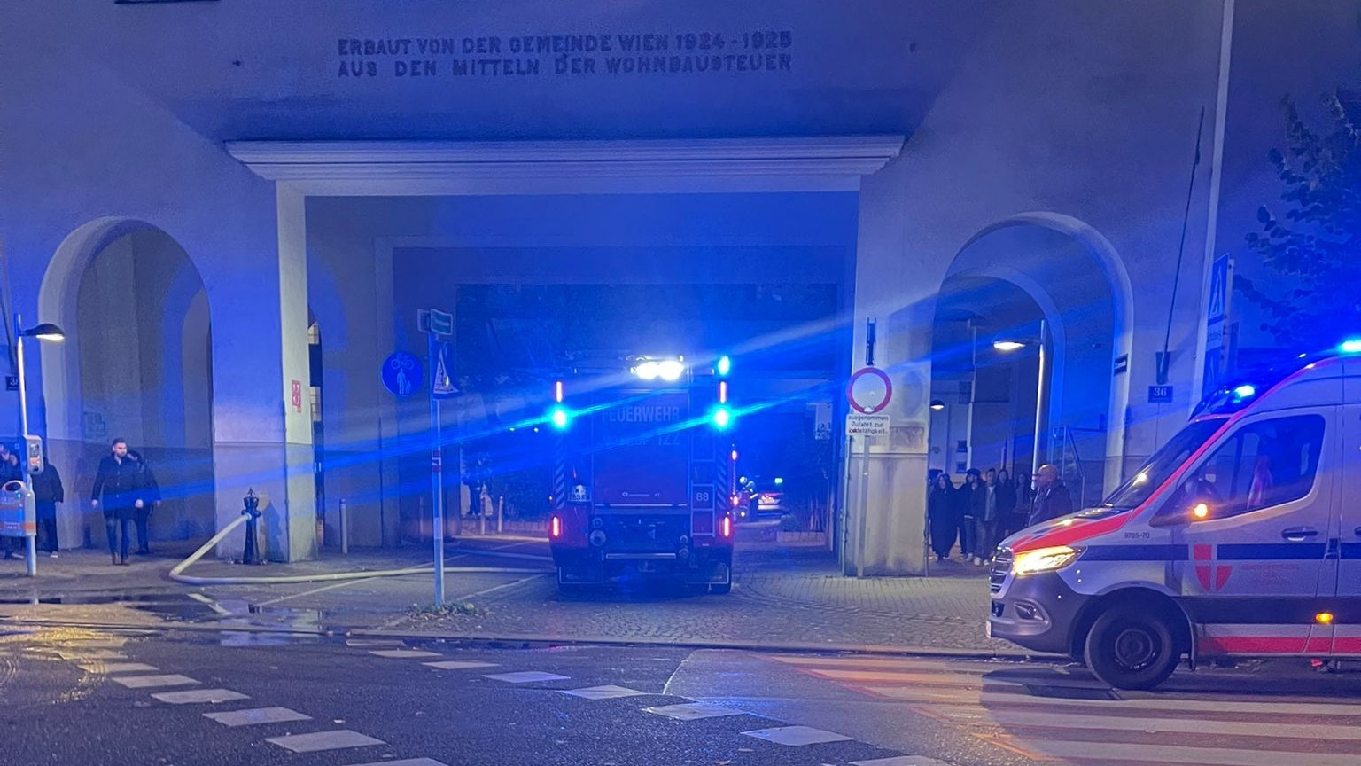 Im Bereich des Winarsky-Hofs (20.) ist ein Brand ausgebrochen.