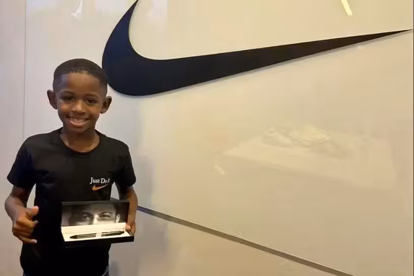 Nathanzinho unterschreibt bei Nike.