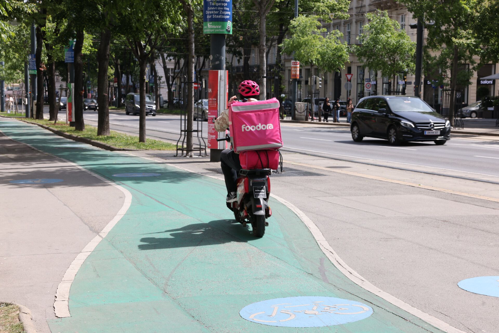 Novelle der StVO verbannt ab Oktober 2026 E-Mopeds von Radwegen.