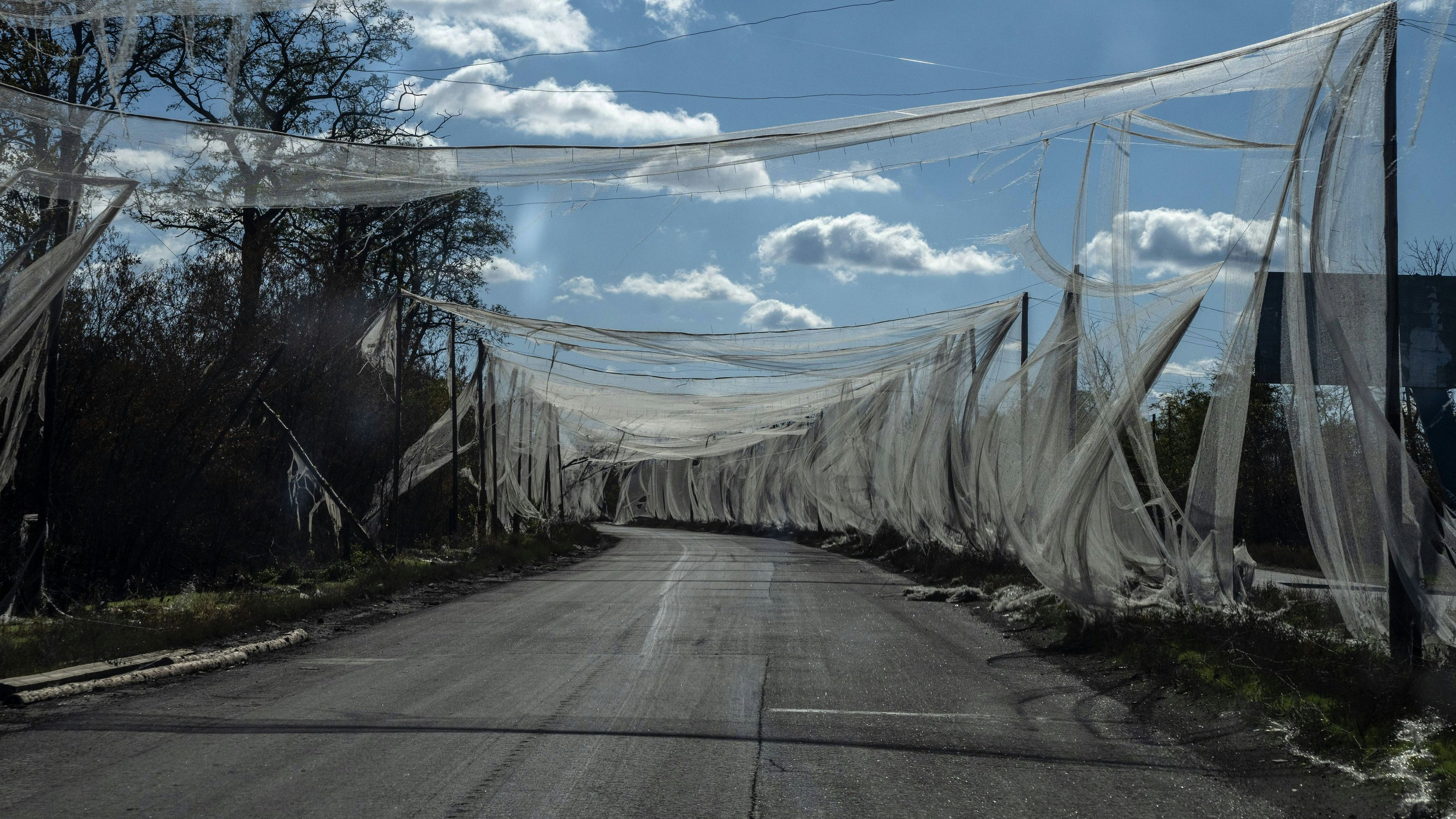 Gegenmaßnahmen gegen die konstante Drohnengefahr: Fangnetze über wichtigen Zufahrtsstraßen nahe Kostjantyniwka, Oblast Donezk, Ukraine. (16. Oktober 2025)