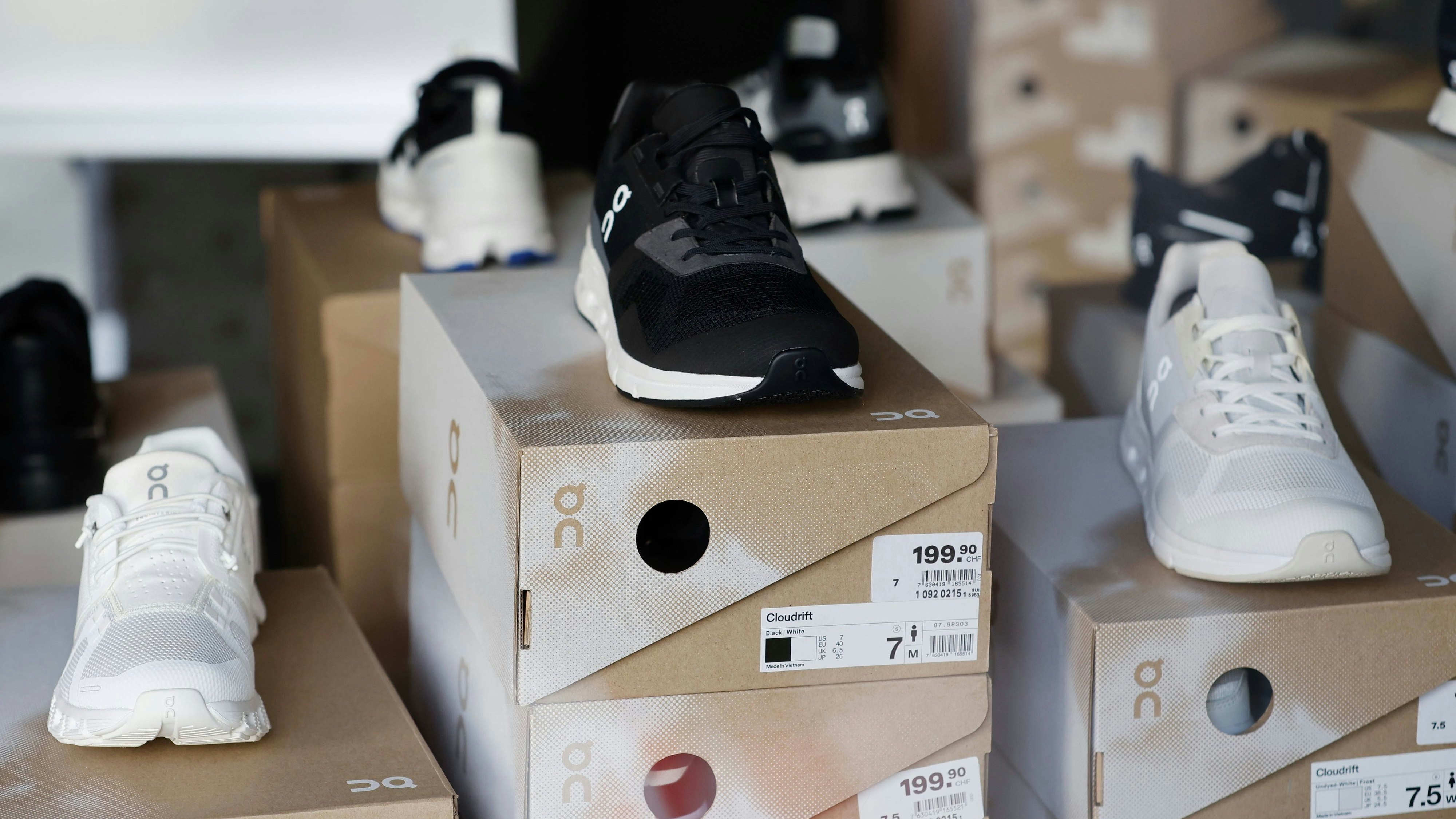 Heute.at - Peinliches Quietschen – Kunden verklagen Schuhfirma