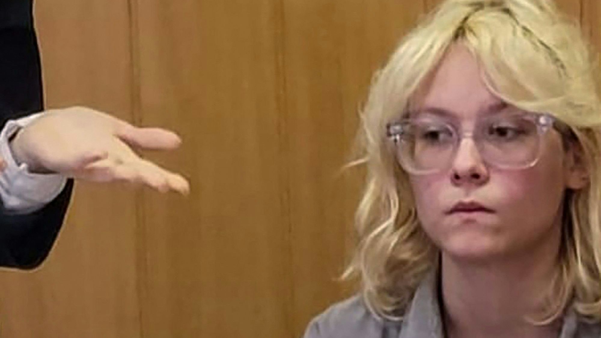 Diana Loginowa (18) vor dem Gericht in St. Petersburg.