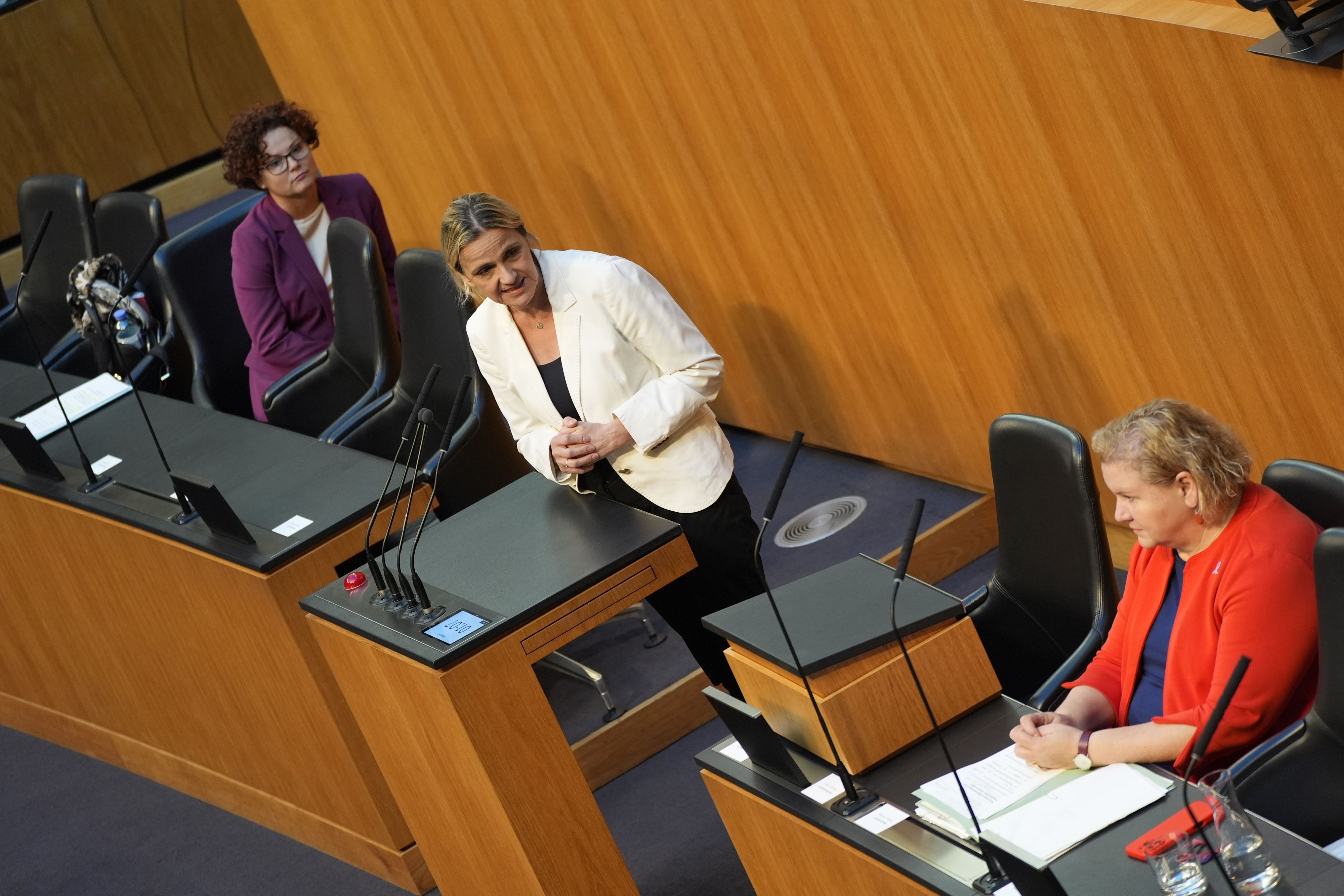 Am Donnerstag stehen Pensionen, Trinkgeld und Bildungskarenz auf der Tagesordnung. Passend dazu gab es zu Beginn eine Fragestunde mit Sozialministerin Korinna Schumann.
