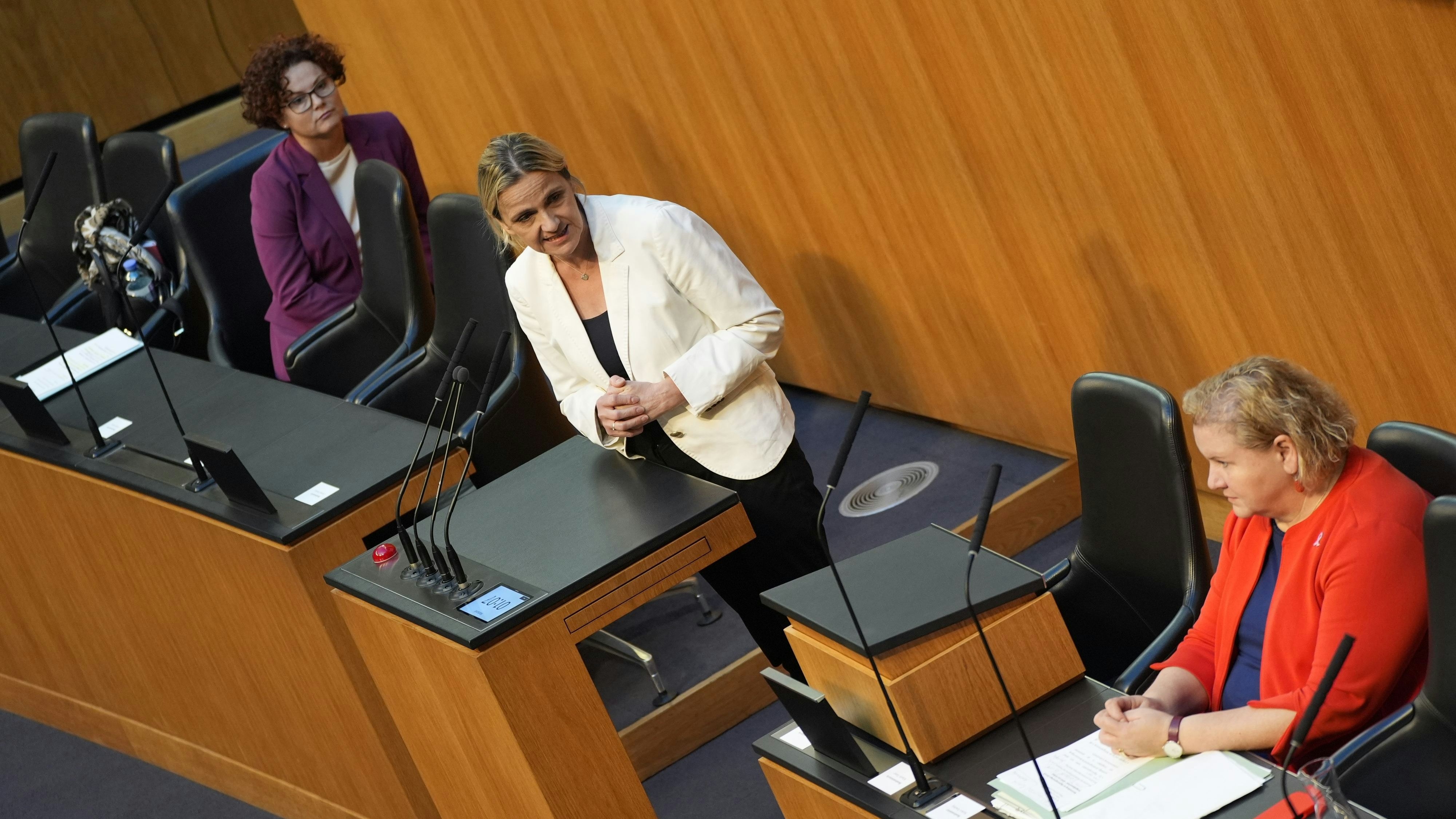 Heute.at - Pensionen, Trinkgeld: Ministerin muss Antworten liefern