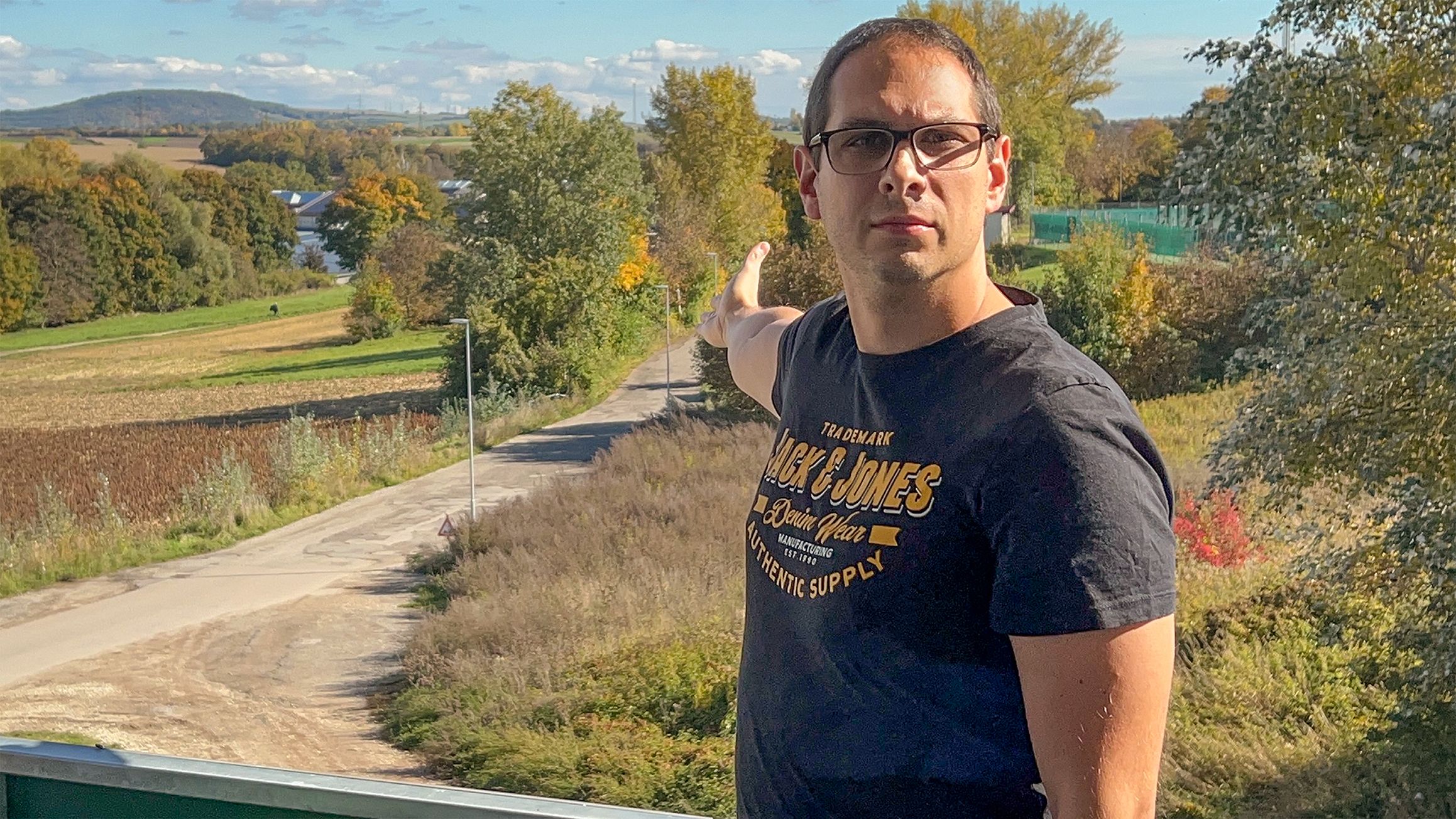 Sebastian Lederer klagt über den schlechten Zustand der Straße zu seiner Wohnung.