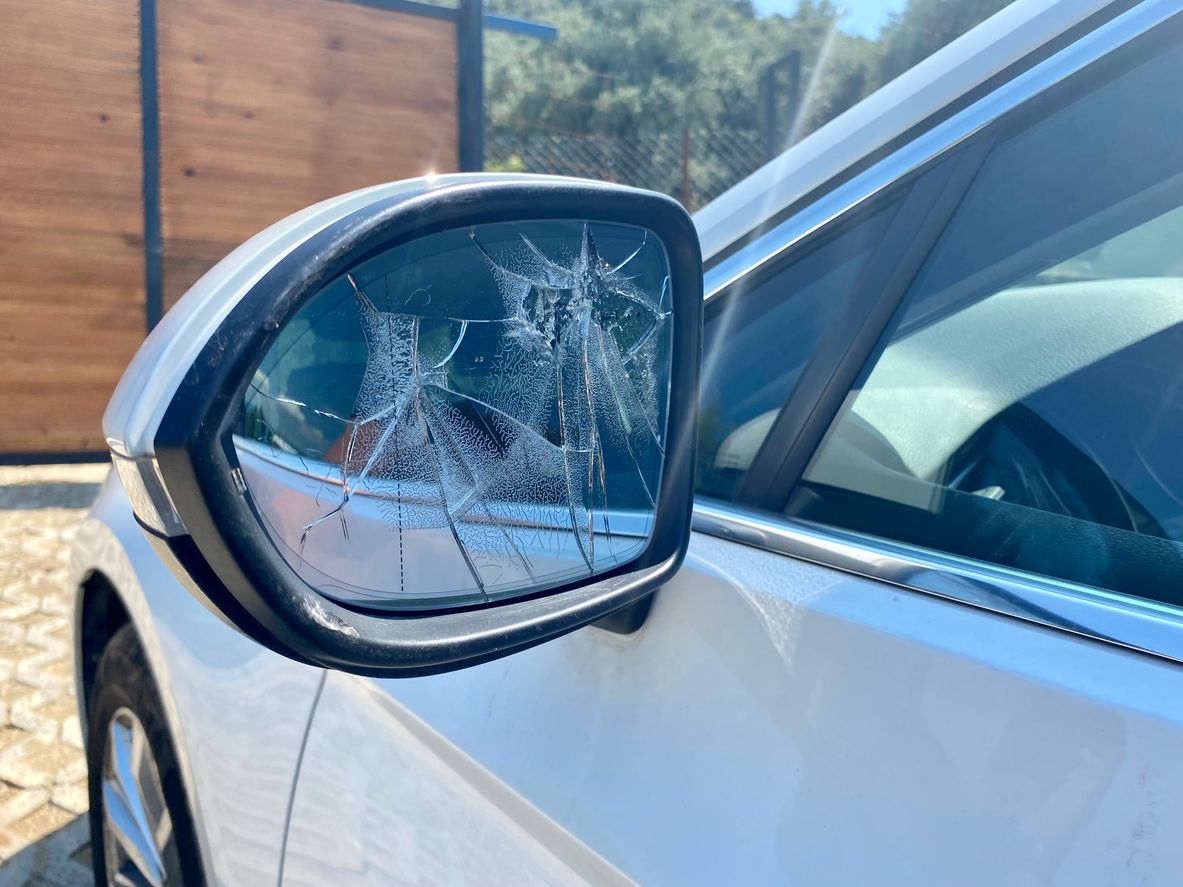 Der Seitenspiegel von Herrn G. wurde beschädigt. (Symbolbild)