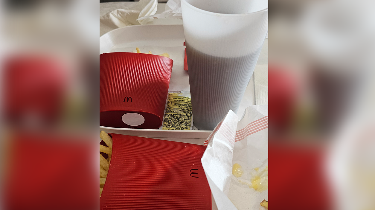 Heute.at - Mäci: In diesem Land isst du Pommes aus echtem Geschirr