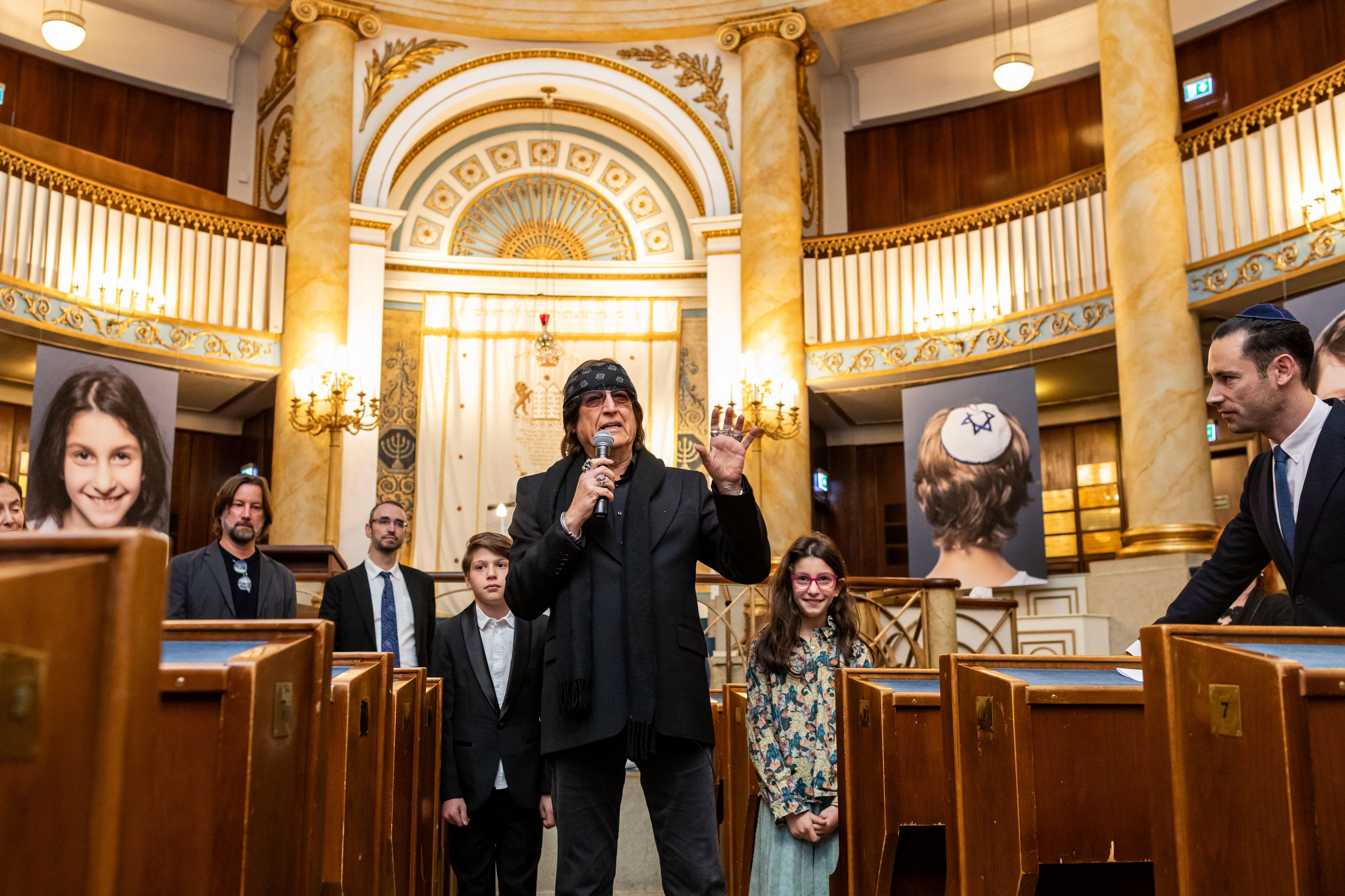 Immer ein Herz für Kinder: Künstler Helnwein erklärt am Freitag in der Synagoge sein Projekt.