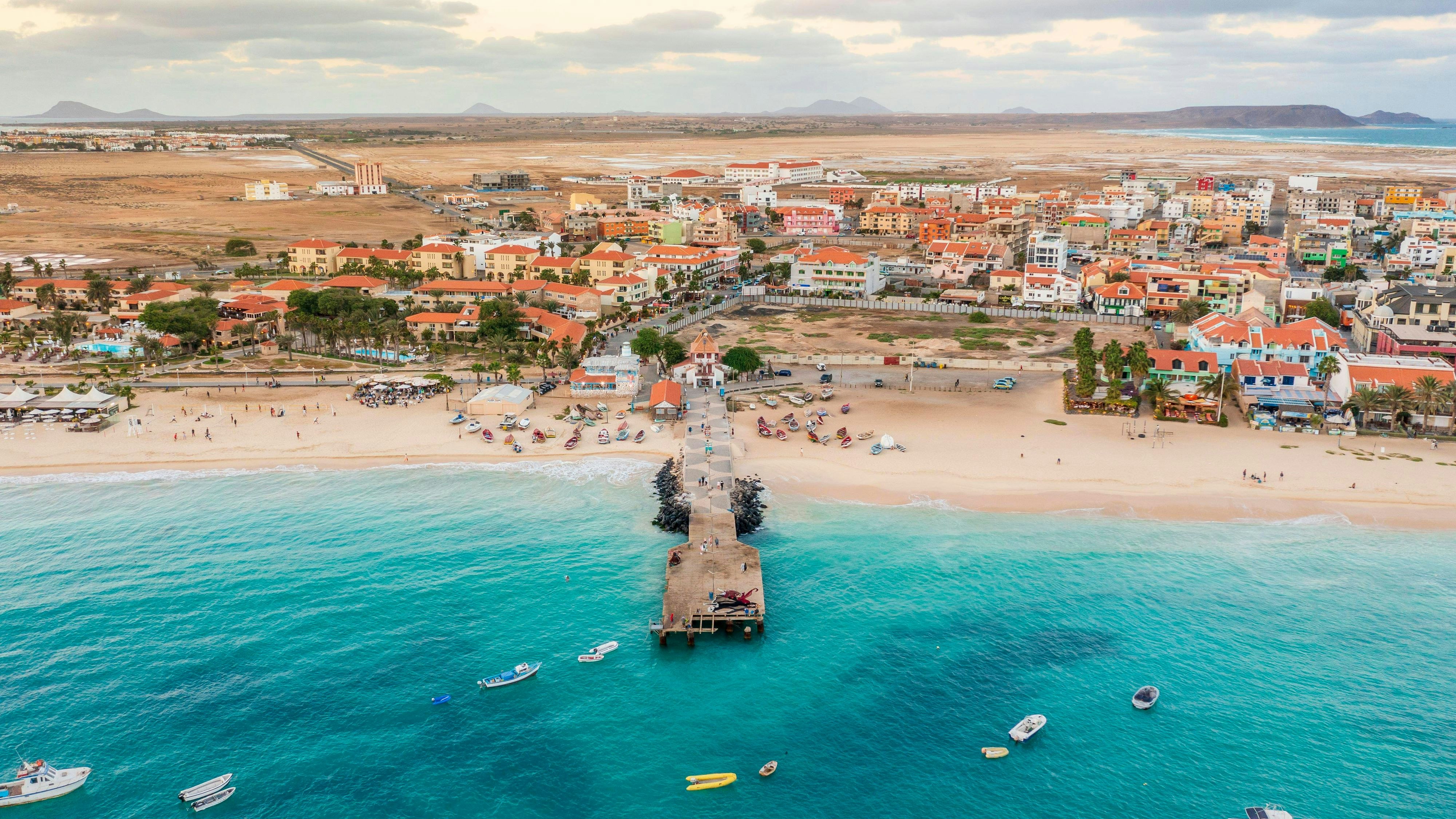 Raue Vulkanlandschaften und ruhige Fischerdörfer laden zum Erkunden ein.