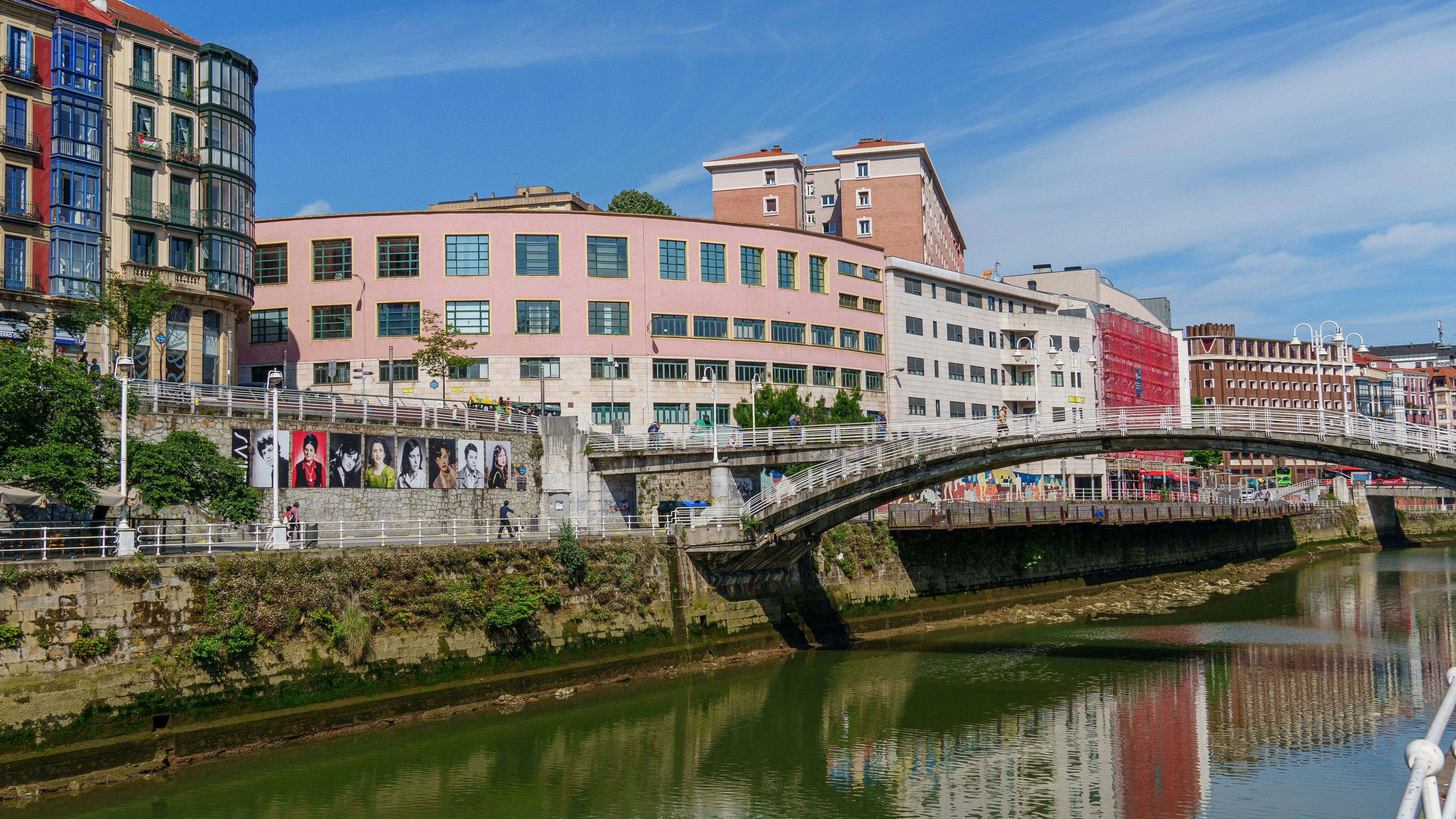 "Als kulinarische Hauptstadt des Baskenlandes bietet Bilbao alles vom Sternerestaurant bis zur gemütlichen Taverne, in der regionale Spezialitäten serviert werden", schreibt Booking.com.