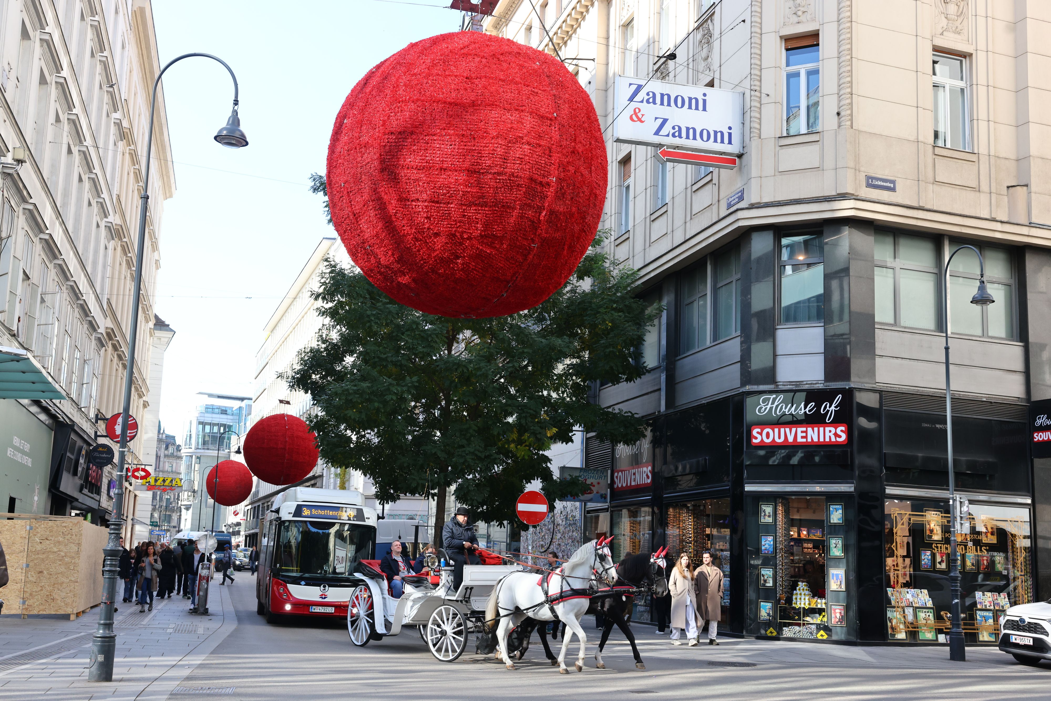 Am 21. November wird die Weihnachtsbeleuchtung in Wiens Einkaufsstraßen eingeschaltet.