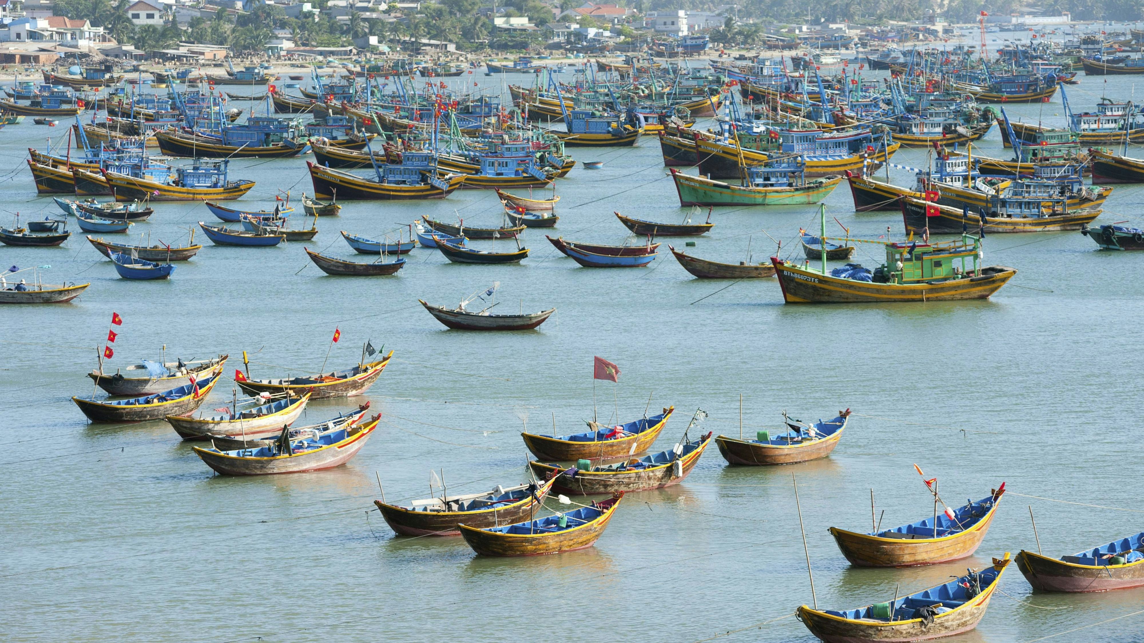 Neben den roten und weißen Sanddünen warten frische Meeresfrüchte in Strandhütten und Einblicke ins traditionelle Fischerleben.