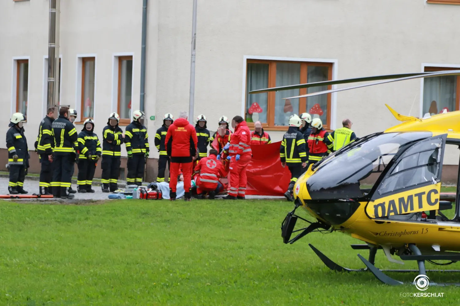 Zahlreiche Helfer versorgten den Verunglückten in Kleinraming (Bez. Steyr-Land).