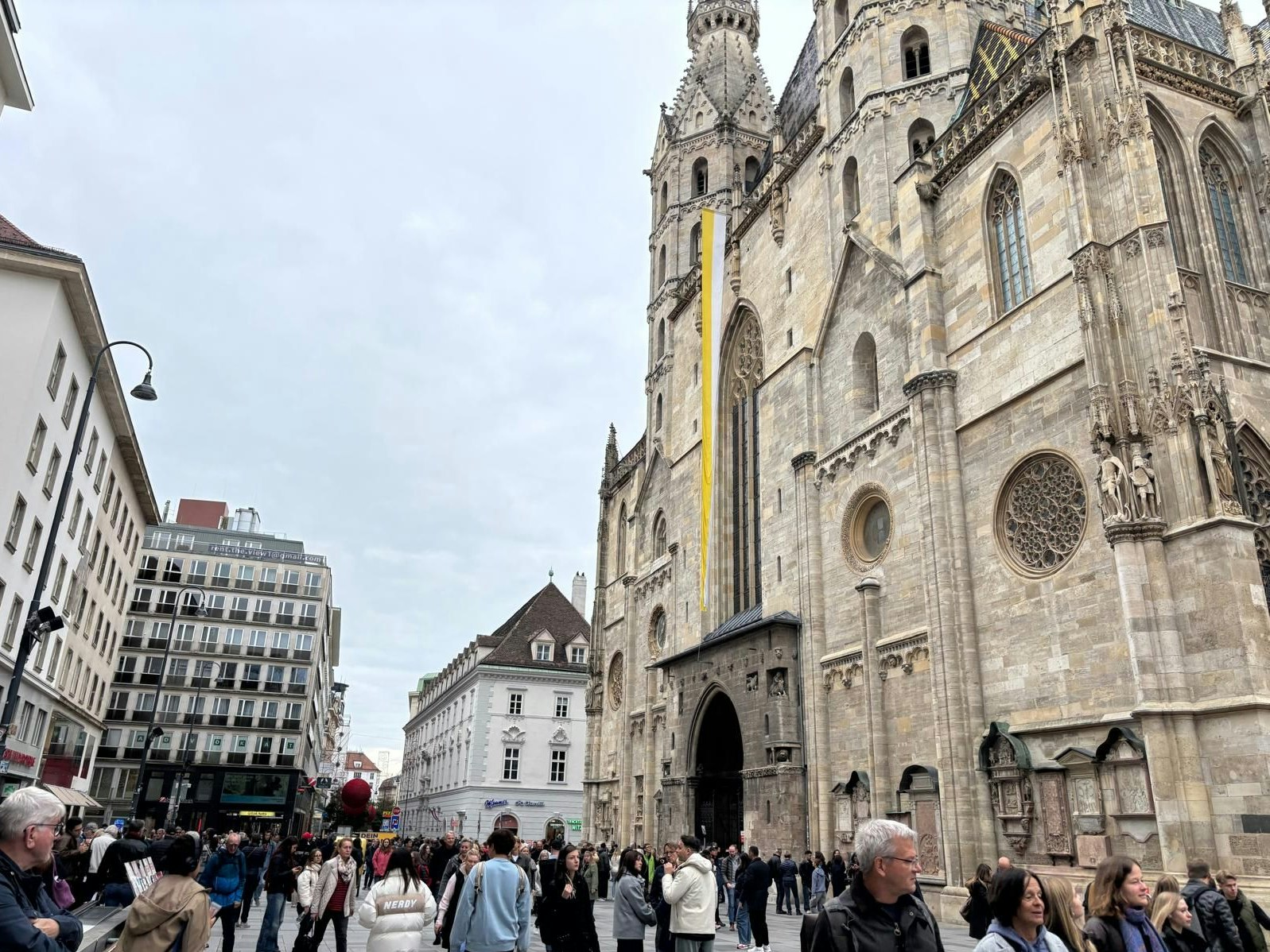 Die Vatikan-Fahne ist am Freitag über dem Hauptportal der Stephanskirche angebracht worden.