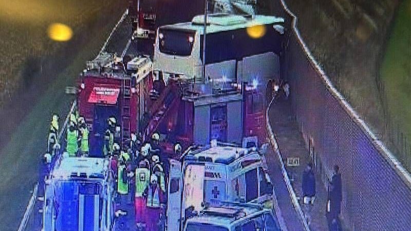 Heute.at - Viele Verletzte! Schwerer Crash auf der A5 mit Reisebus