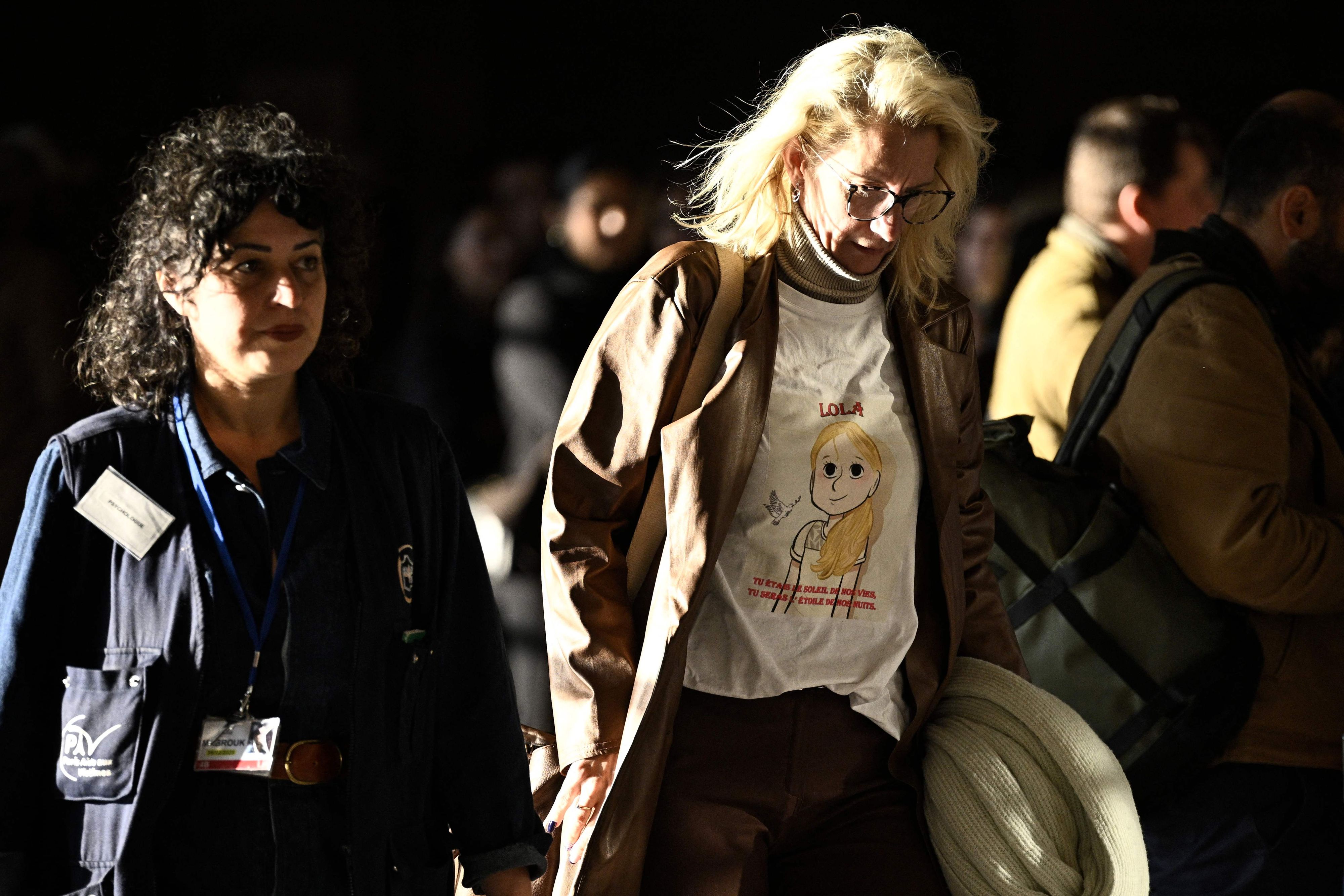 Lolas Mutter Delphine D. (r.) trug vor Gericht ein T-Shirt mit einem gezeichneten Bildnis ihrer ermordeten Tochter.