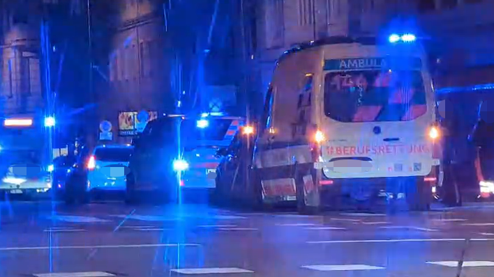 Heute.at - Verletzt! Motorradfahrer (25) crasht in parkendes Auto