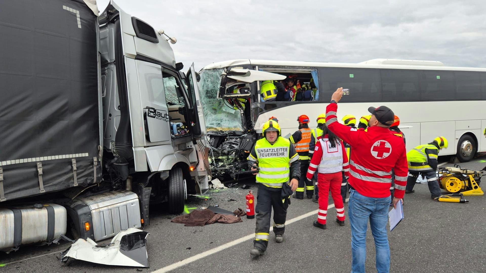 Heute.at - Ein Toter, Verletzte – Lkw kracht in Reisebus auf A5
