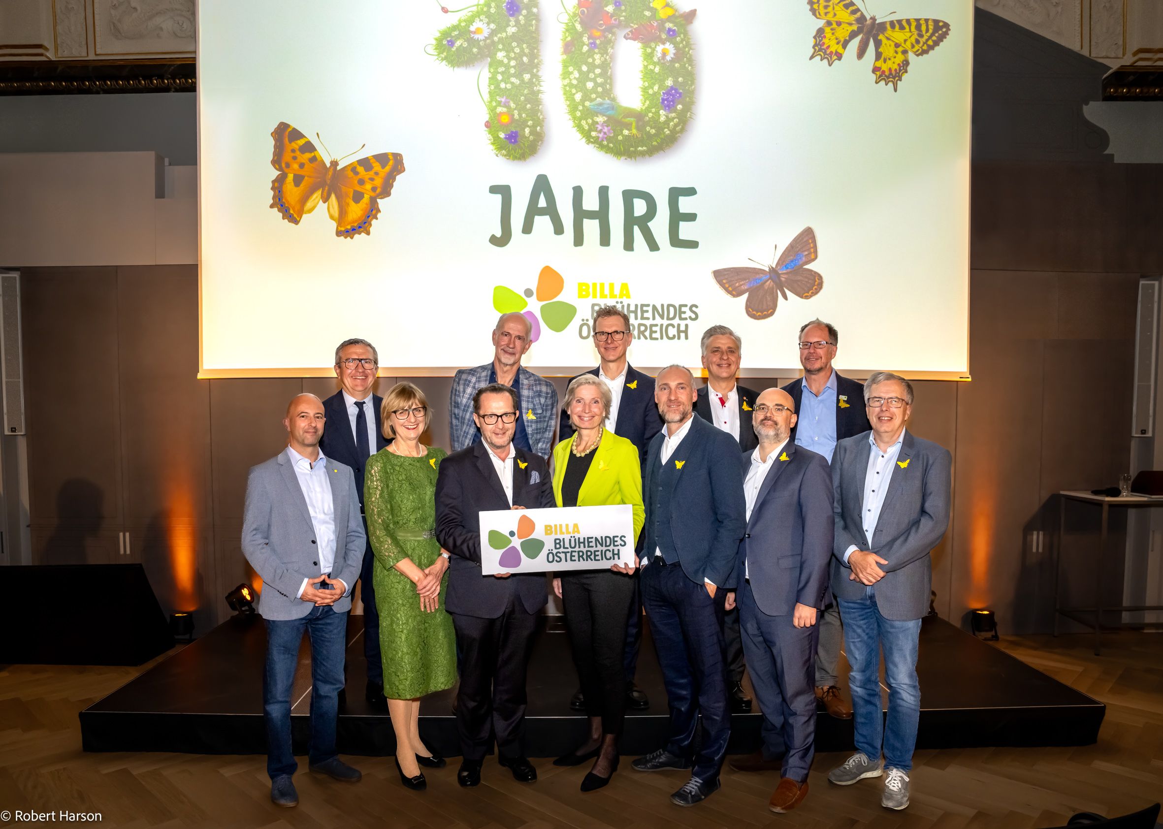(v.l.n.r.): Johannes Rüdisser (Uni Innsbruck), Josef Peck (Vorstand LGV Sonnengemüse), Maria Patek (Vorständin Blühendes Österreich), Robert Nagele (BILLA Vorstand und Vorstand Blühendes Österreich), Ronald Goderie (Vorstand Grazelands Rewilding), Tanja Dietrich-Hübner (Vorständin Blühendes Österreich), Erich Szuchy (BILLA Vorstandsvorsitzender), Ronald Würflinger (Generalsekretär Blühendes Österreich), Josef Taucher (Klubobmann SPÖ Wien), Michael Paterno (BILLA Vorstand), Gábor Wichmann (Vorstand Blühendes Österreich) und Peter Huemer (Vorstand Blühendes Österreich) bei der Gala zu zehn Jahre „Blühendes Österreich“.