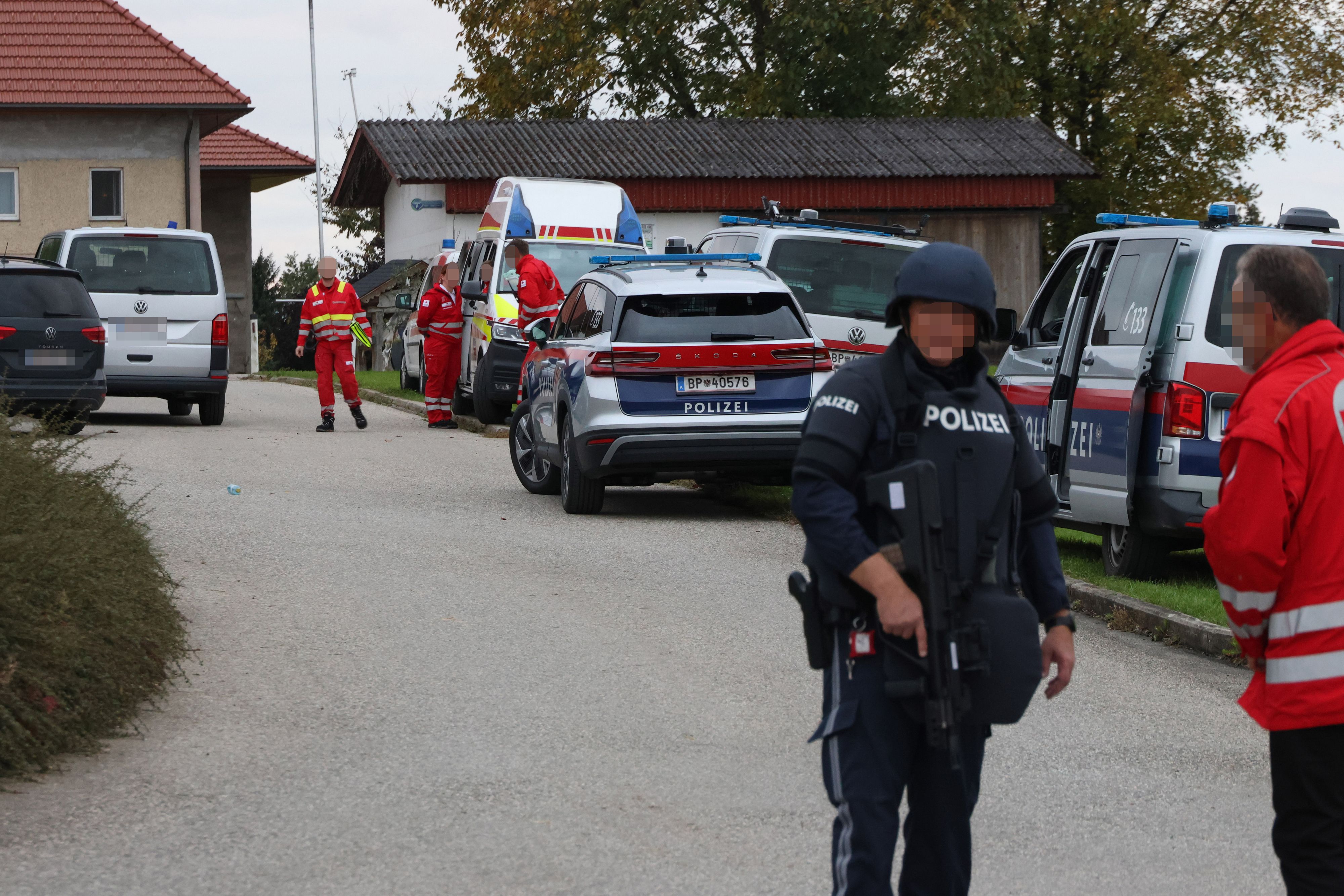 Ein Großaufgebot an Einsatzkräften war auf dem Bauernhof im Bezirk Gmunden im Einsatz.