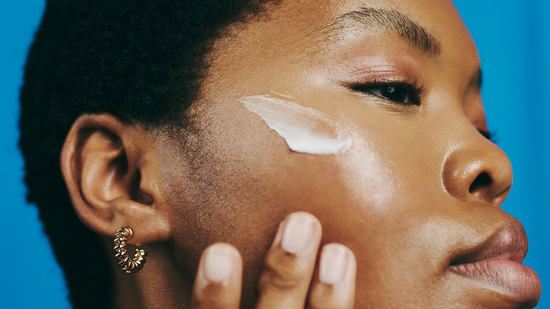 Der Pflanzenstoff hilft der Haut, sich zu beruhigen und spendet dieser Feuchtigkeit.