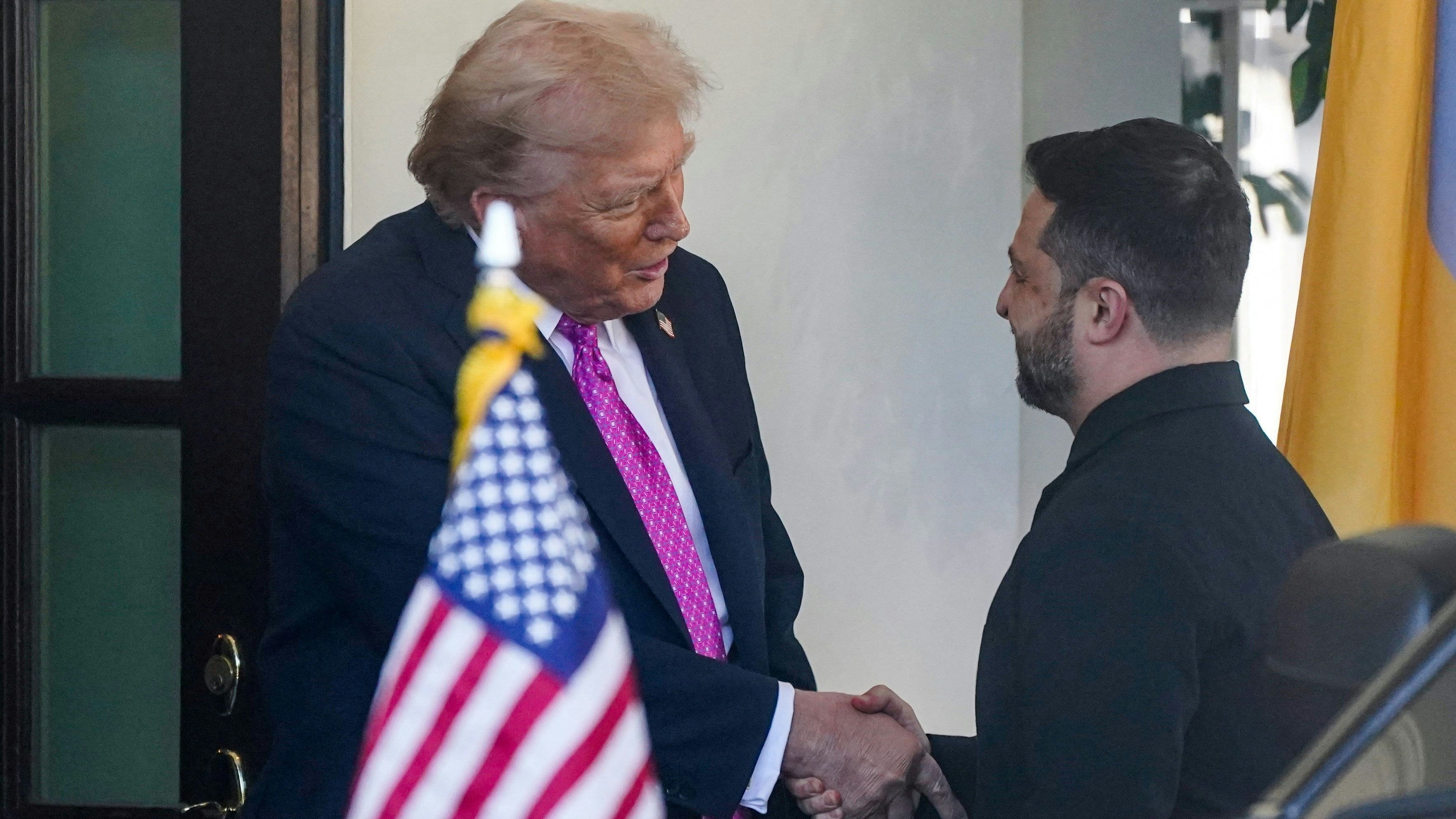 U.S. President Donald Trump welcomes Ukraine's President Volodymyr Zelenskiy at the White House in Washington, D.C., U.S., October 17, 2025. REUTERS/Nathan Howard