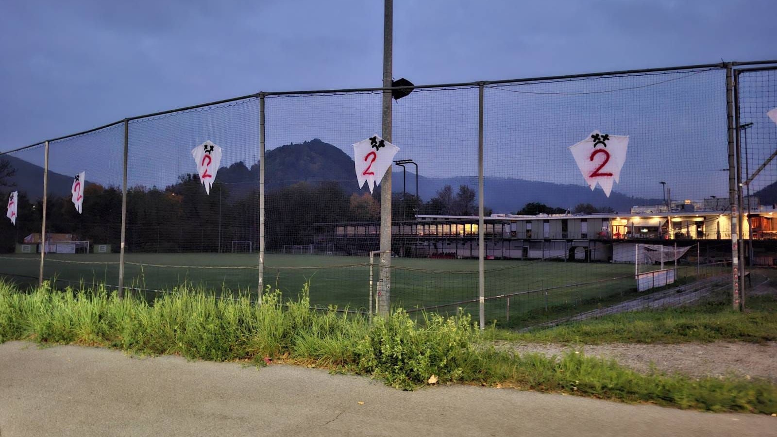 Die Gespenster wurden in den Netzen beim GAK -Trainingszentrum aufgehängt.