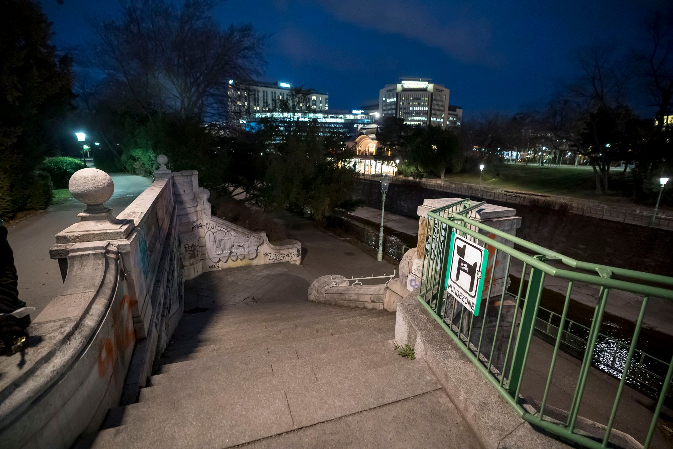 Nach dem Raub am Parkring wurden die Verdächtigen in der U4-Stadtpark festgenommen. (Symbolbild)
