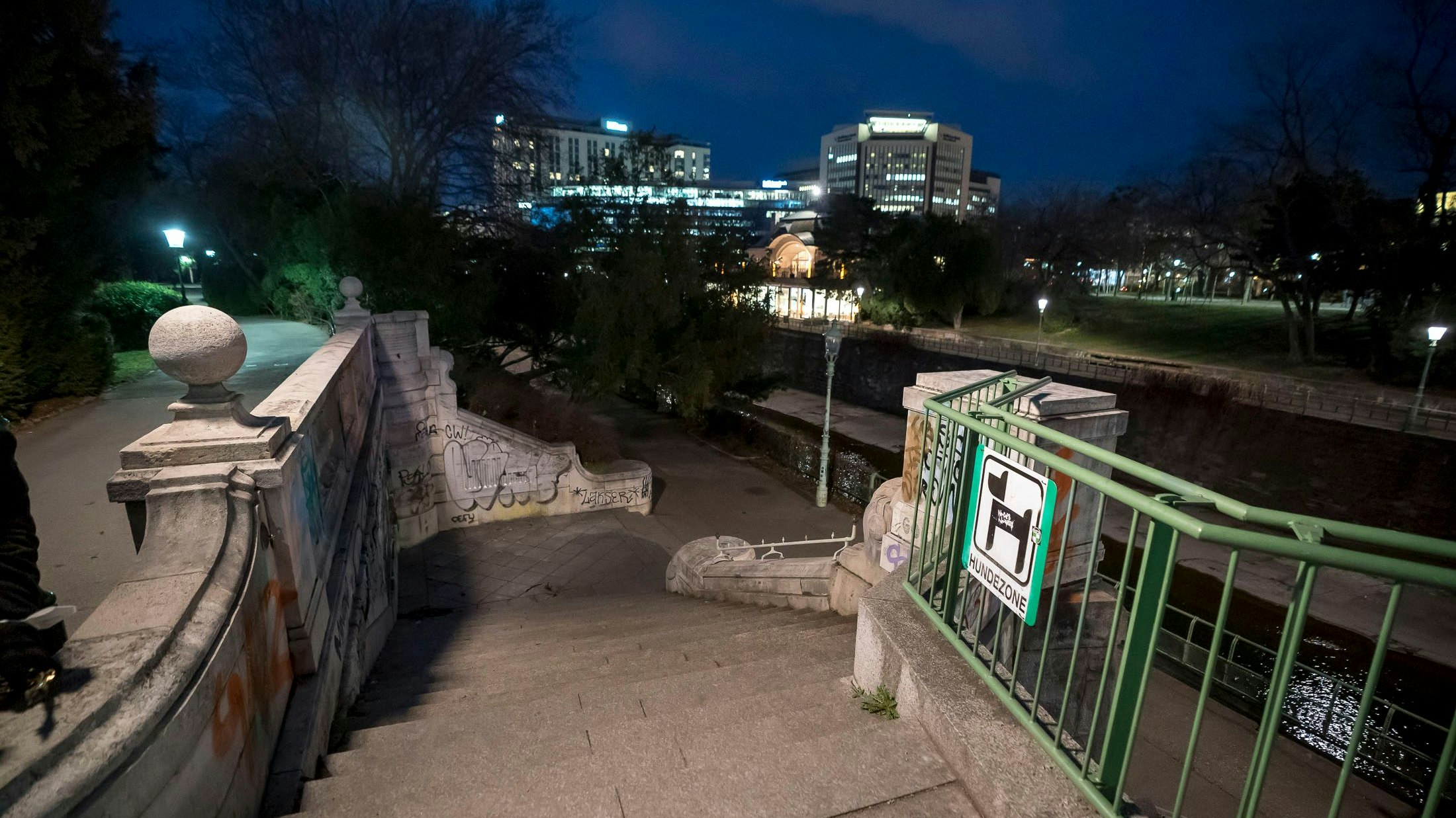 Nach dem Raub am Parkring wurden die Verdächtigen in der U4-Stadtpark festgenommen. (Symbolbild)
