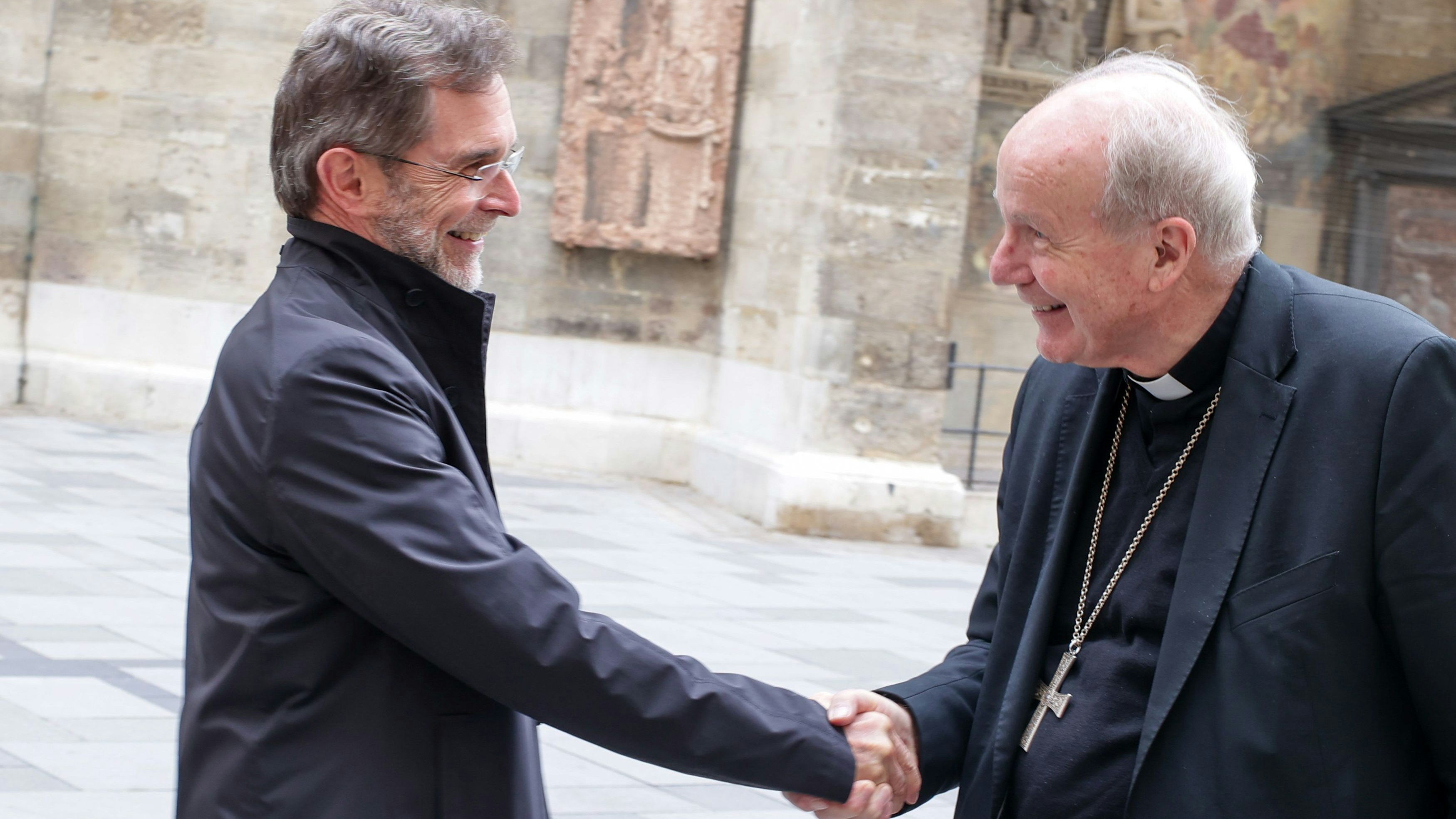 Der alte und der neue Erzbischof von Wien: Handshake zwischen Schönborn und Grünwidl.