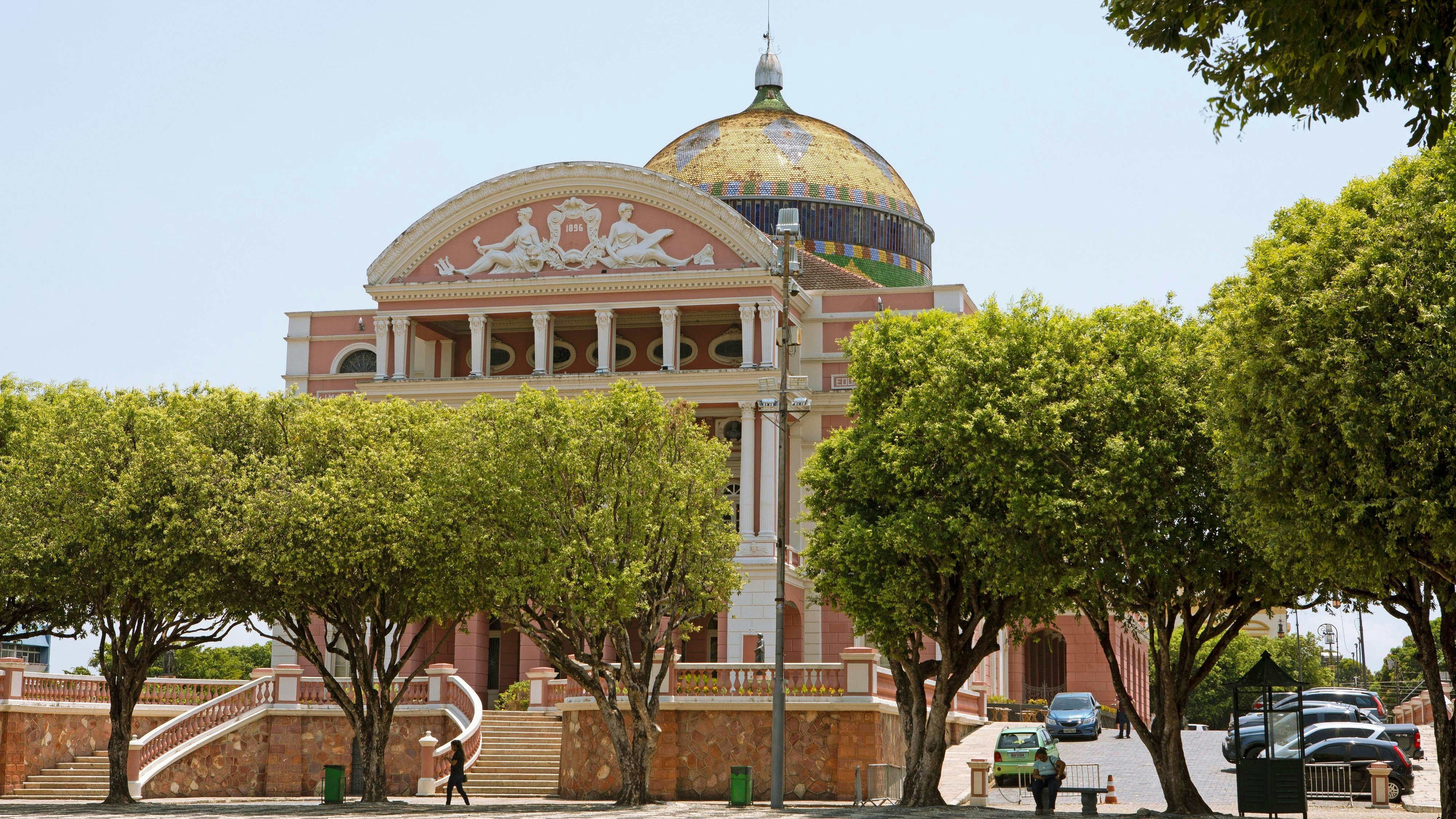Dieses Gebäude ist das Teatro Amazonas, das Opernhaus von Manaus. In der brasilianischen Stadt leben rund 2,2 Millionen Menschen.