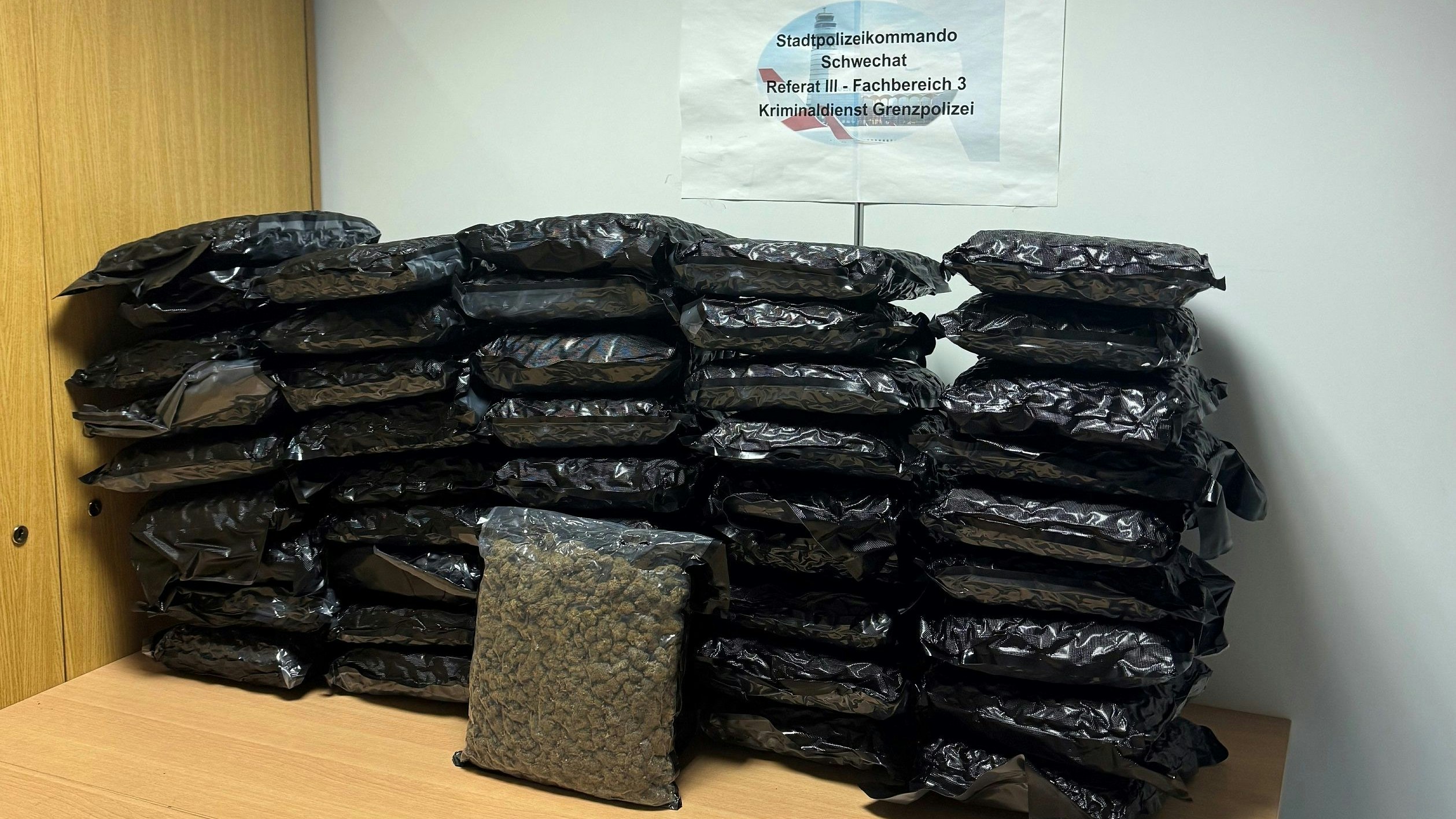 Heute.at - Unfassbar, was Polizei in 2 Koffern am Flughafen findet