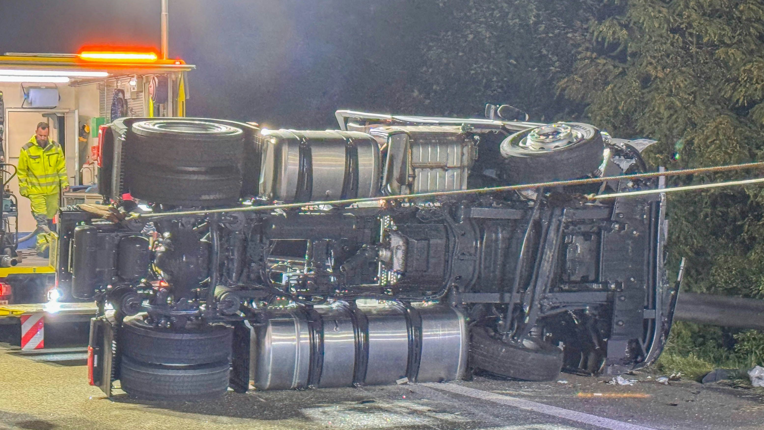 Die Feuerwehr musste den Lkw-Fahrer aus seinem zerstörten Fahrzeug befreien.