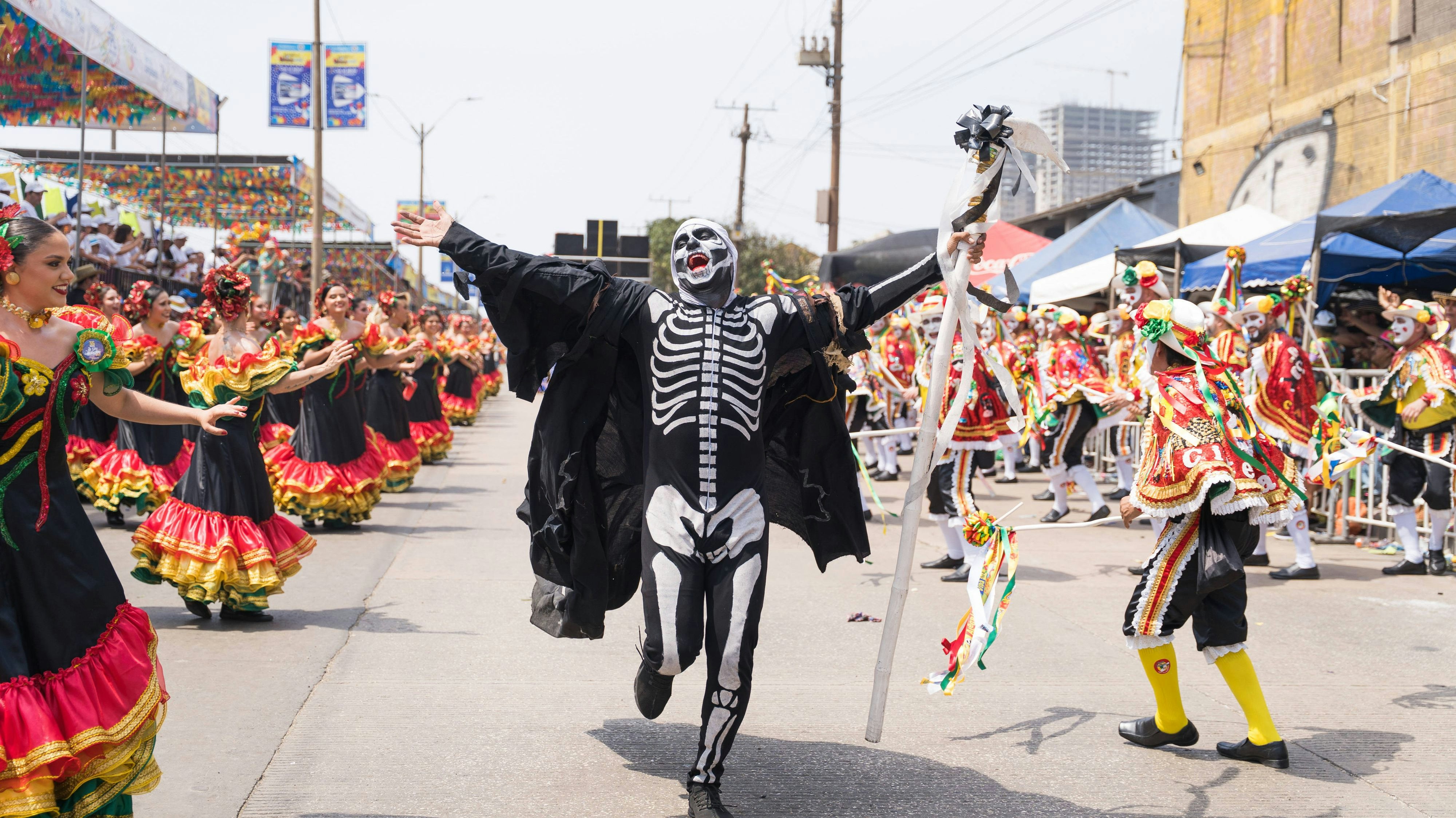 Besonders während dem Carnaval de Barranquilla, einem spektakulären Fest mit Paraden, Kostümen und Musik, lohnt sich ein Besuch.