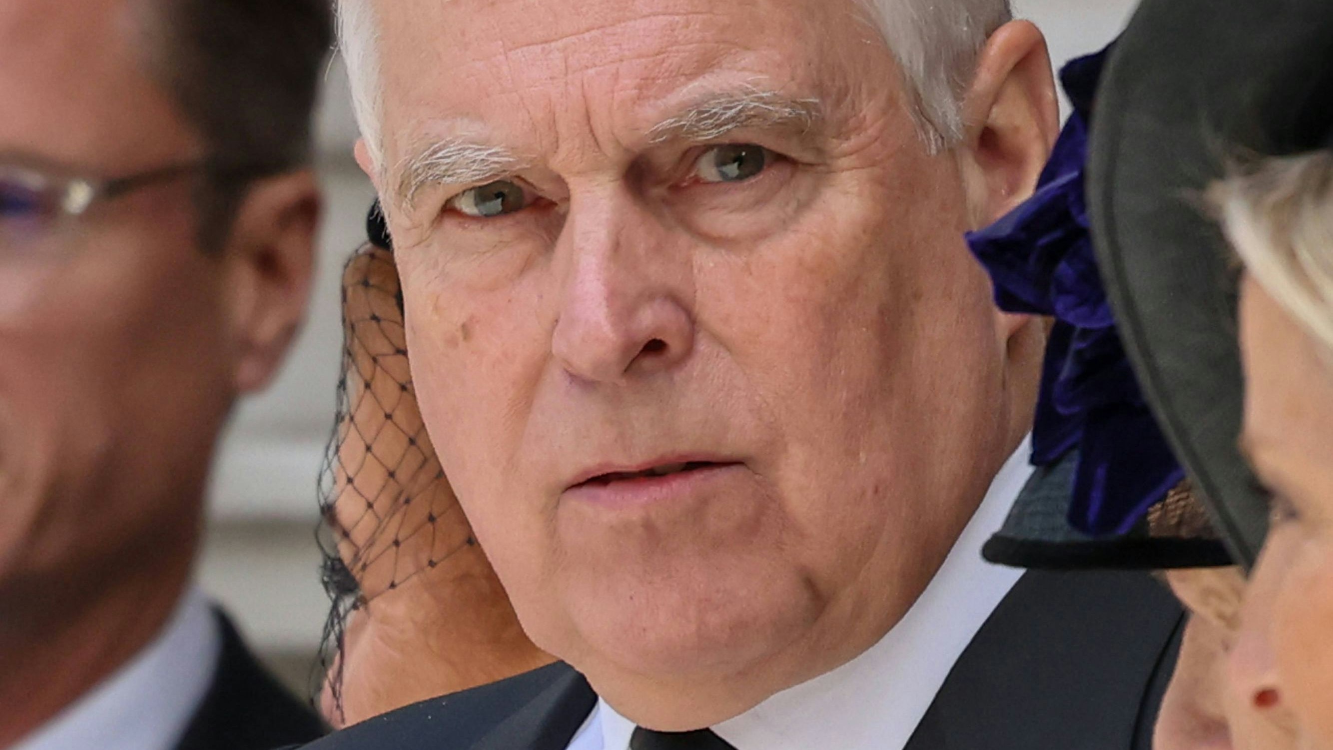 Heute.at - Prinz Andrew legt alle royale Titel offiziell nieder