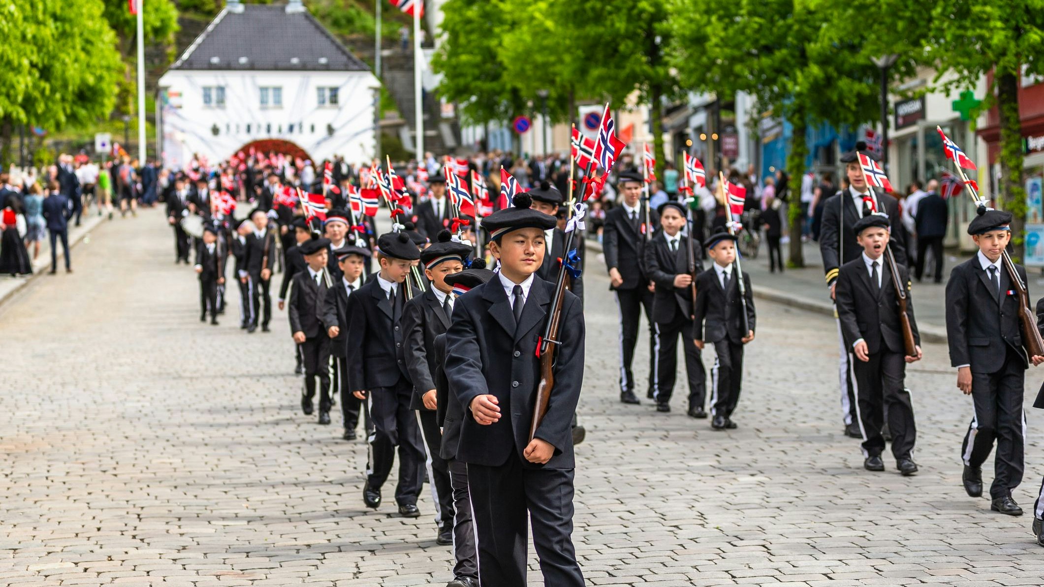Die Barnetoget-Parade, die um zehn Uhr am Haupttor von Oslos Festung Akershus startet, wird von Kindern aus etwa 100 Schulen angeführt, zum Teil in traditioneller norwegischer Kleidung.
