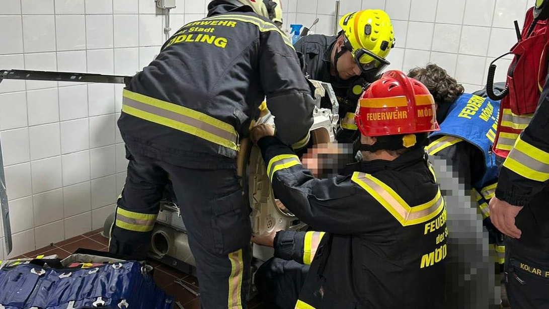 Heute.at - Feuerwehr muss Mädchen (13) aus Wäschetrockner retten