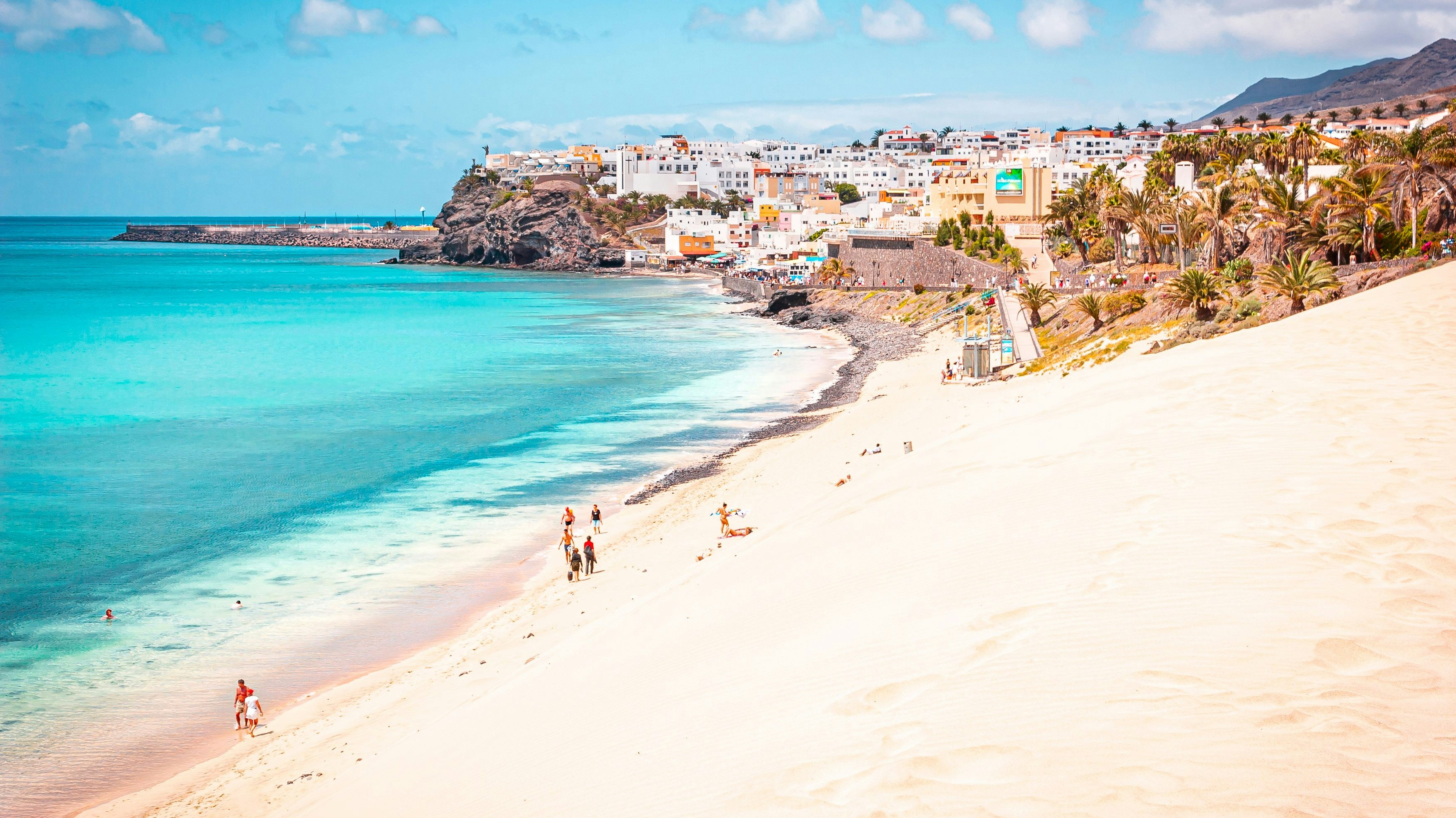 Familien finden im Januar auf den Kanarischen Inseln Strandtage und Wassersport.