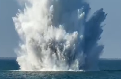 Heute.at - Video zeigt gewaltige Explosion im Meer vor Triest