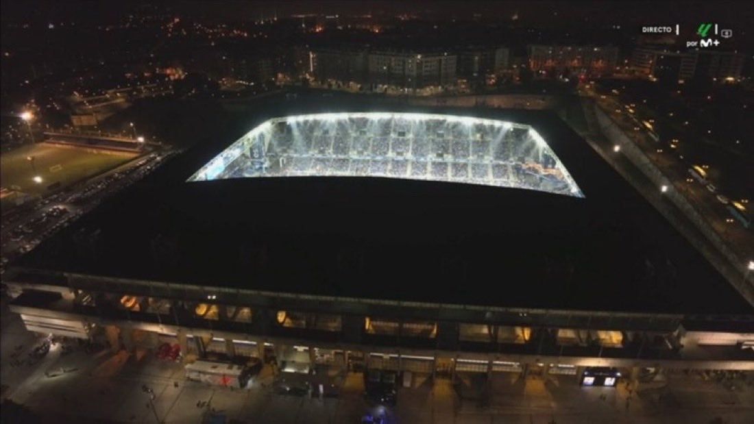 Die Außenansicht des Stadions während des Spielerprotests. 