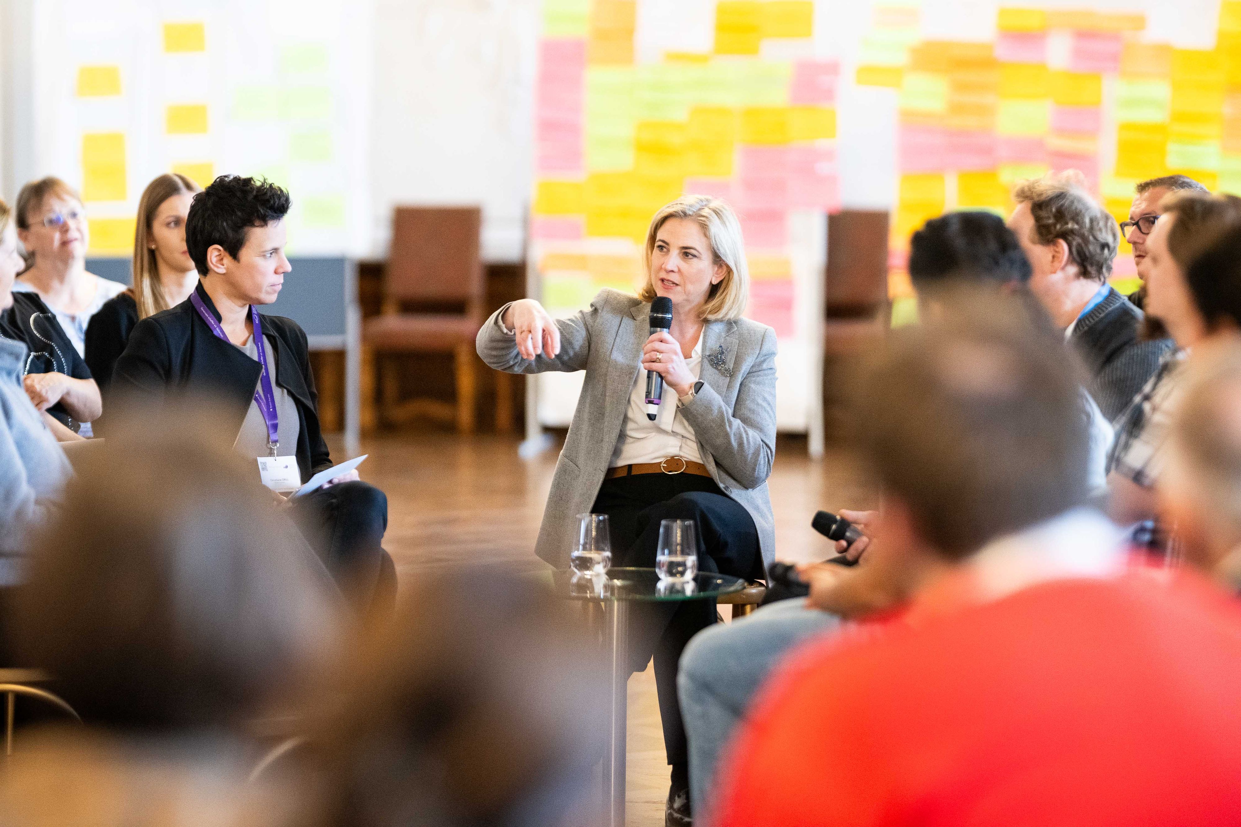 Am 18. Oktober 2025 traf Außenministerin Beate Meinl-Reisinger Bürgerinnen und Bürger, die am 