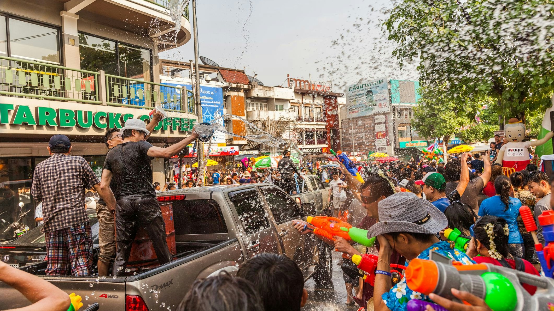 Kinder, die das Spektakel erleben, können ihr Glück kaum fassen: Ungestraft dürfen sie Unmengen von Wasser verspritzen, aus Wasser-Pumpguns und Schläuchen, in Form von Wasserbomben oder gleich eimerweise.